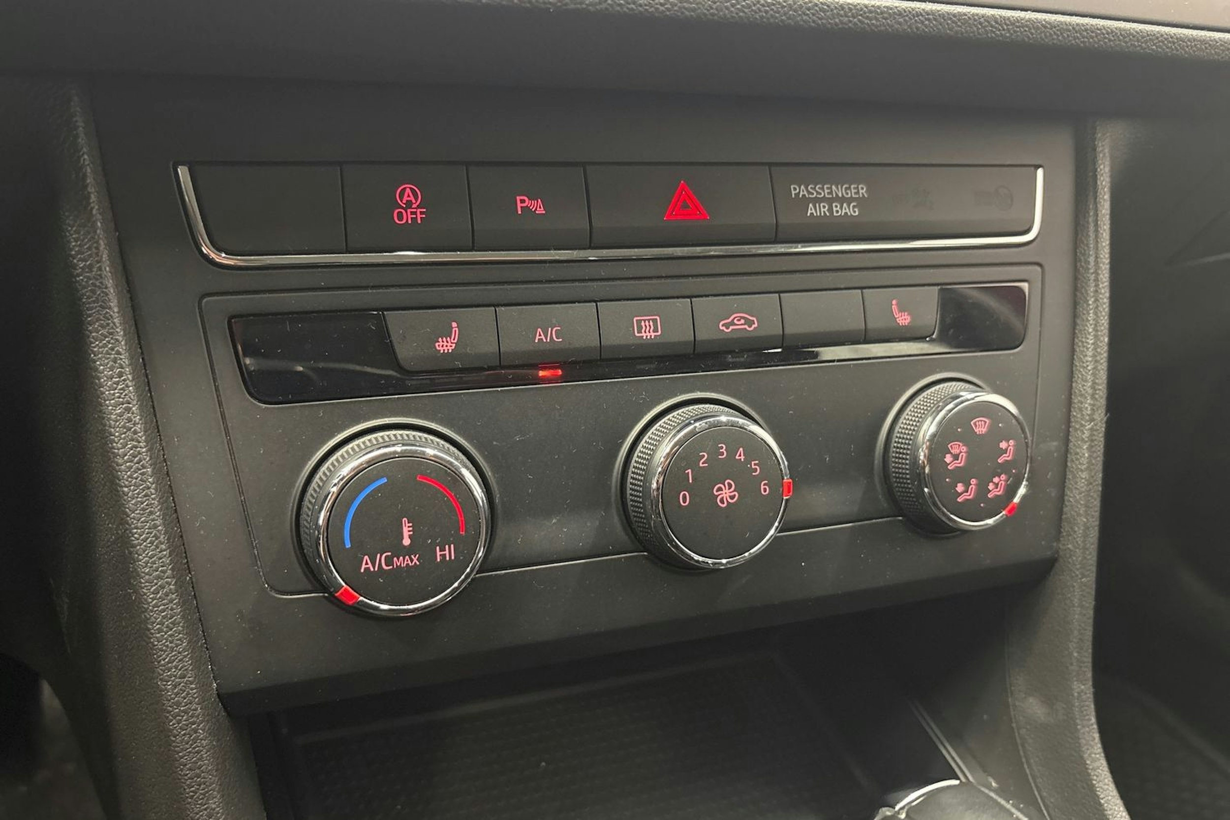 punainen SEAT Leon ST 2019 kuva 21.