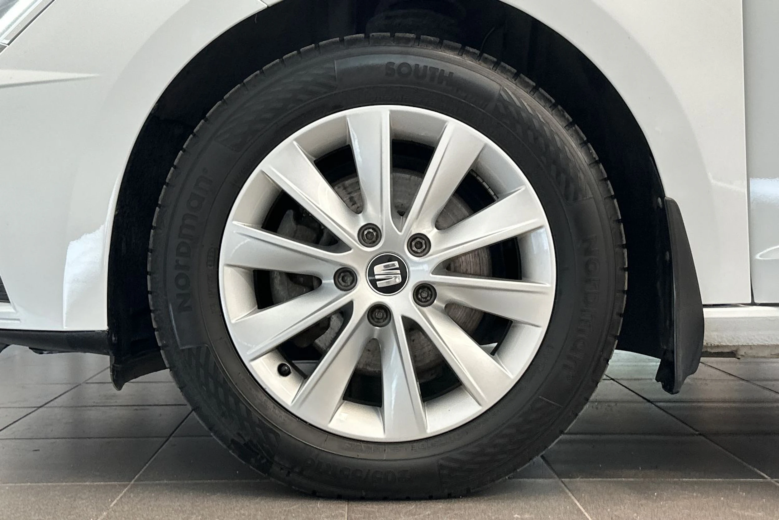 valkoinen SEAT Leon ST 2019 kuva 26.