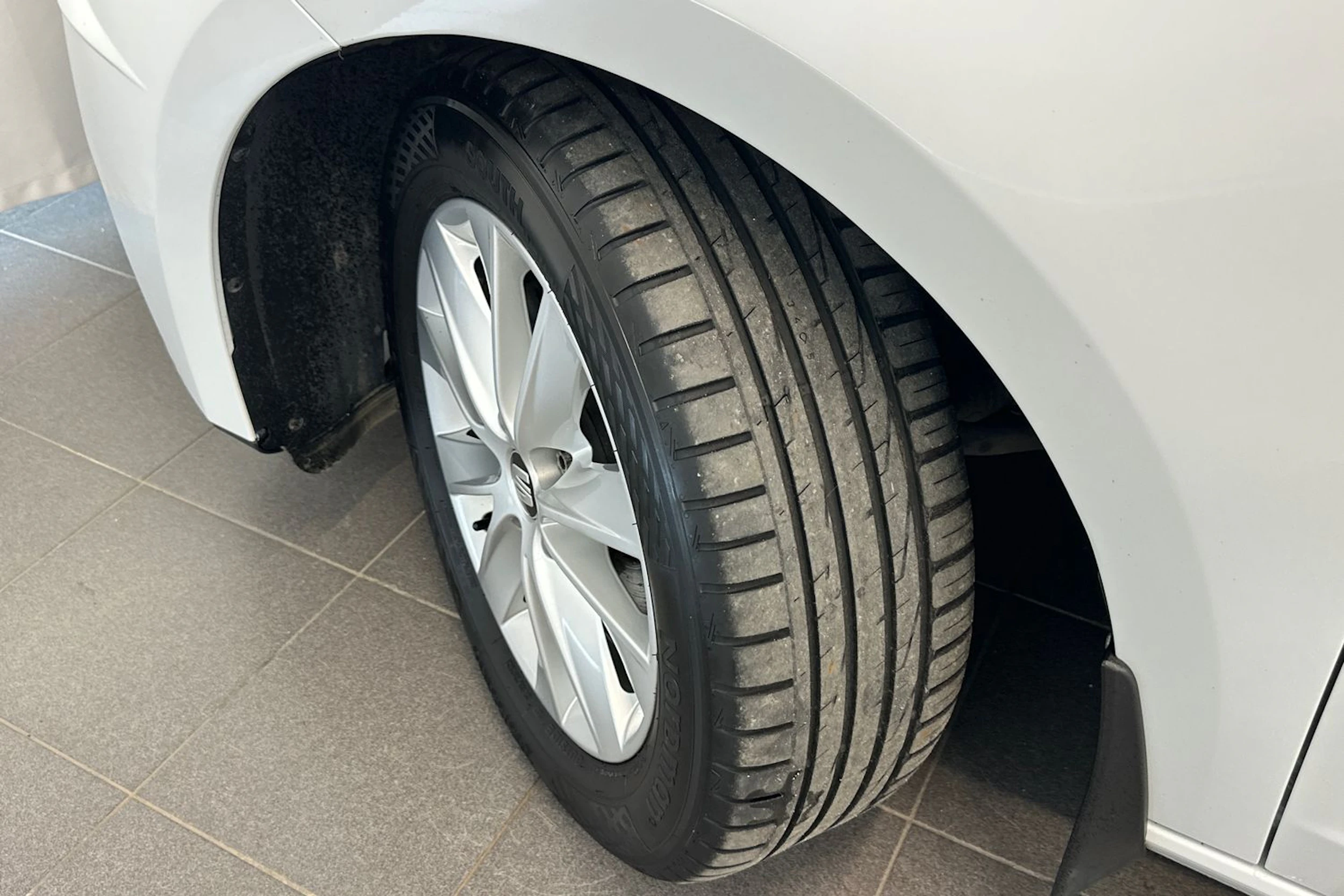valkoinen SEAT Leon ST 2019 kuva 27.