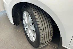 valkoinen SEAT Leon ST 2019 kuva 27.