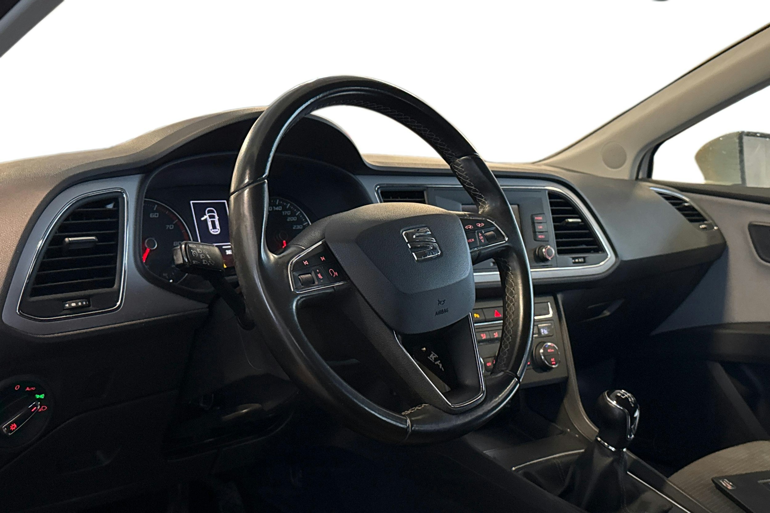 valkoinen SEAT Leon ST 2019 kuva 3.