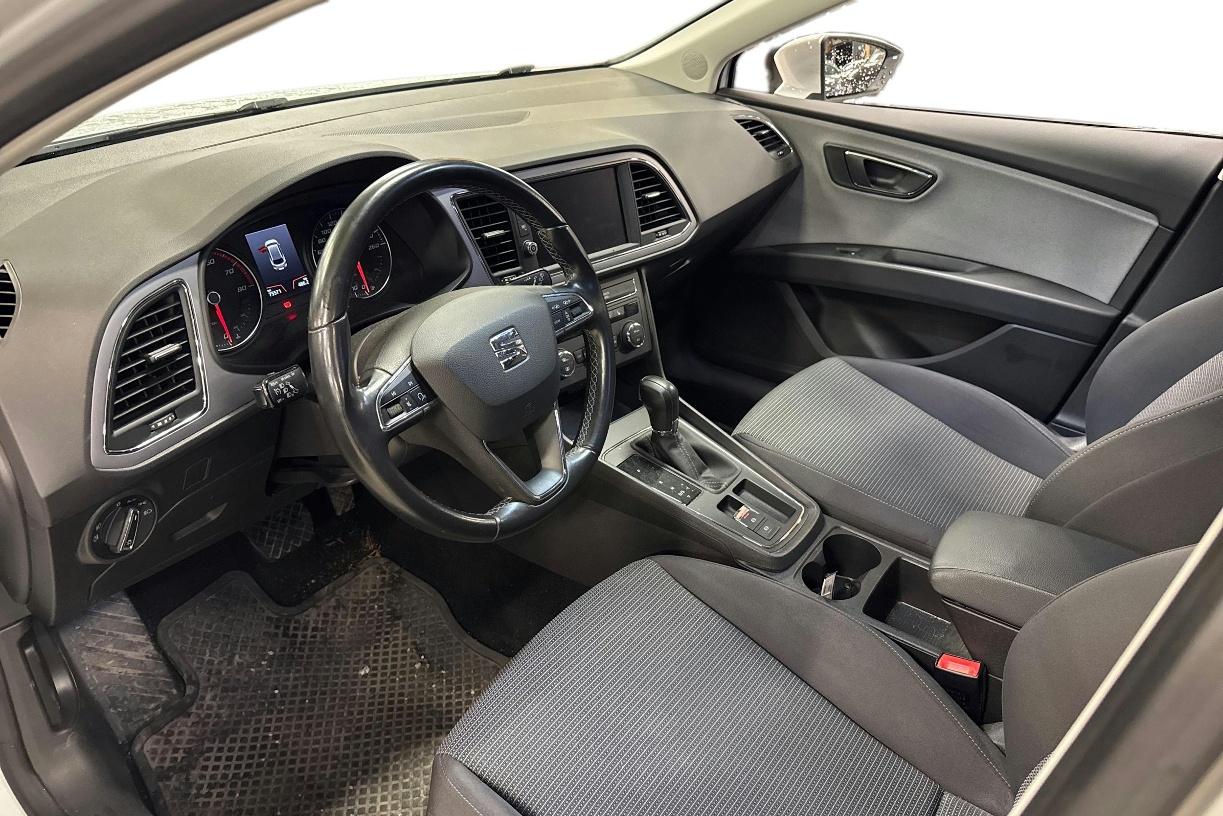 valkoinen SEAT Leon ST 2019 kuva 3.