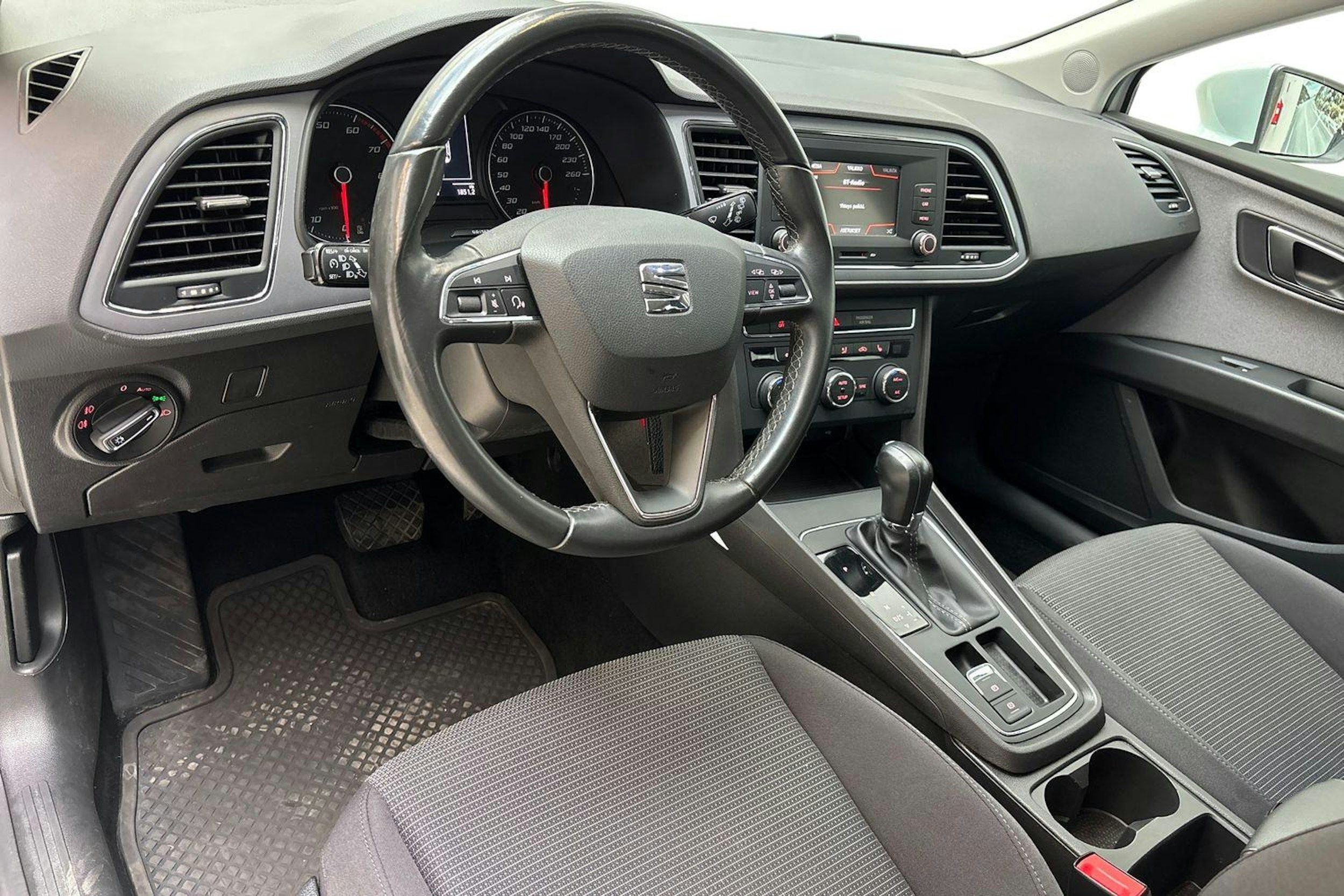 valkoinen SEAT Leon ST 2020 kuva 7.