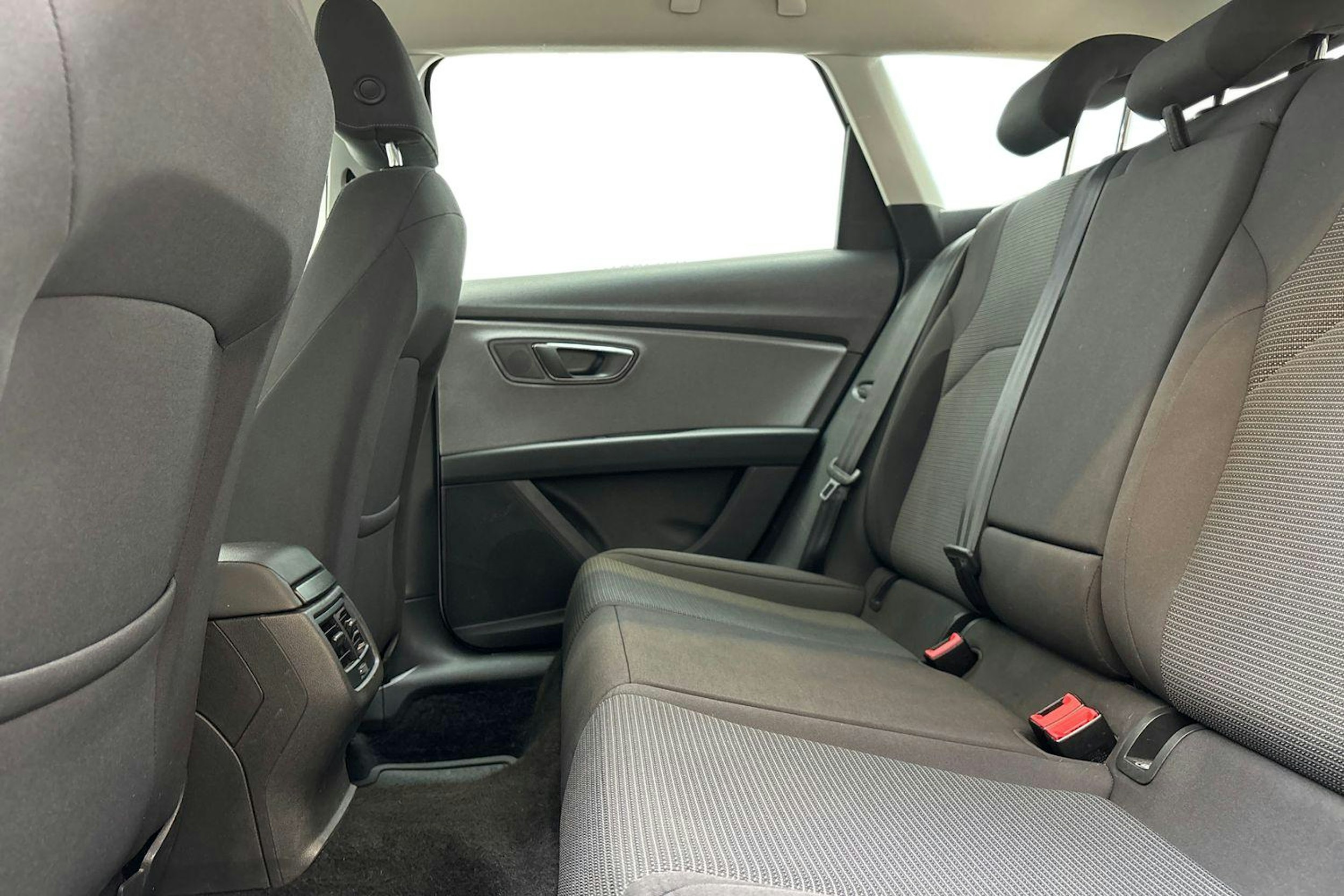 valkoinen SEAT Leon ST 2020 kuva 10.