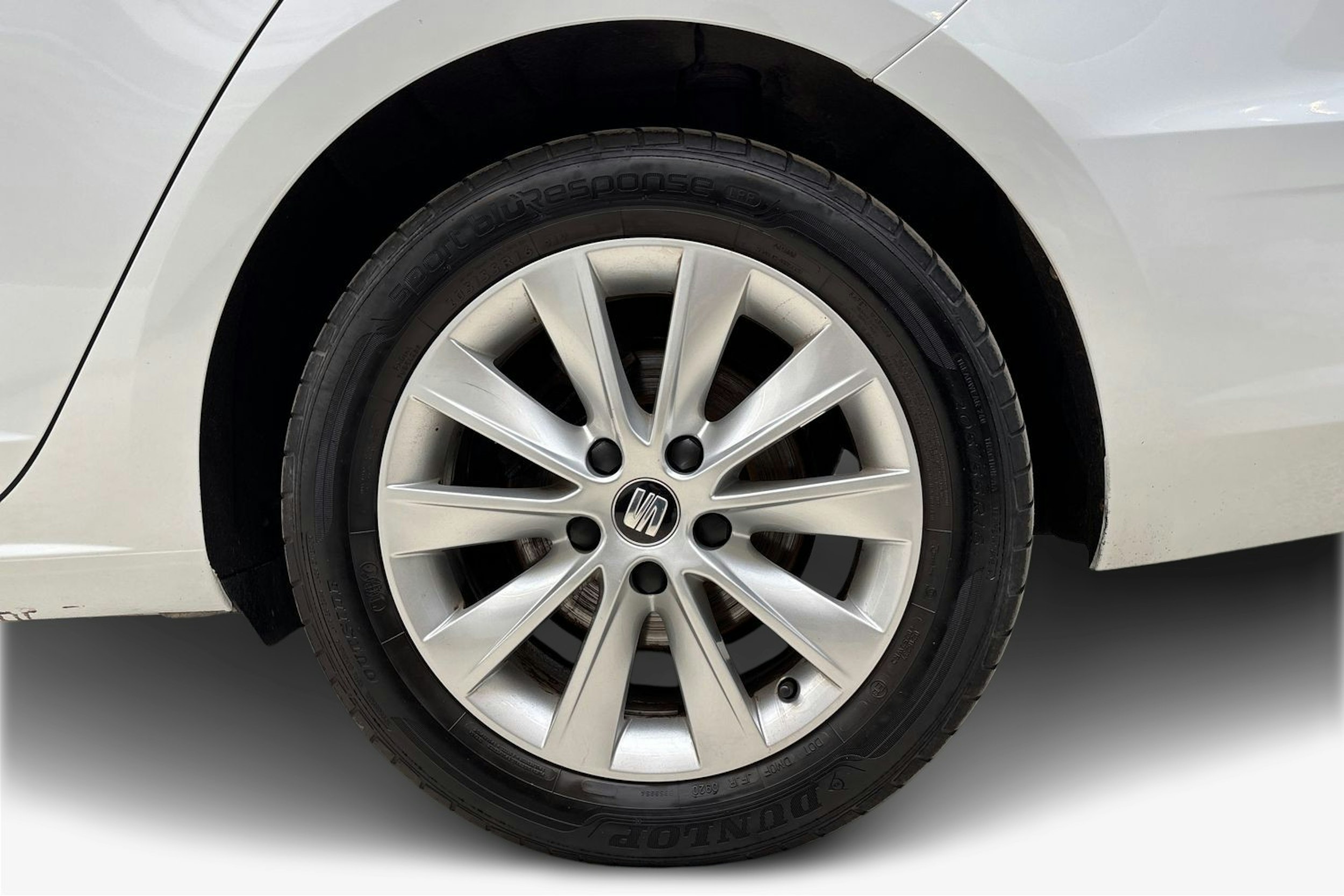 valkoinen SEAT Leon ST 2020 kuva 11.