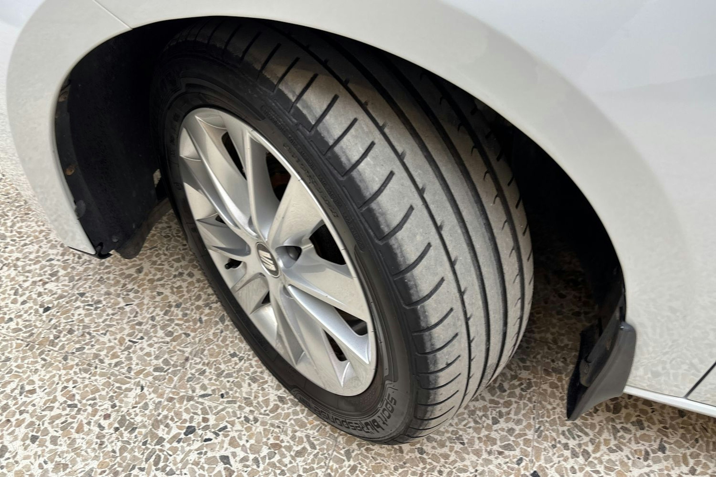 valkoinen SEAT Leon ST 2020 kuva 13.