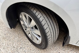 valkoinen SEAT Leon ST 2020 kuva 13.