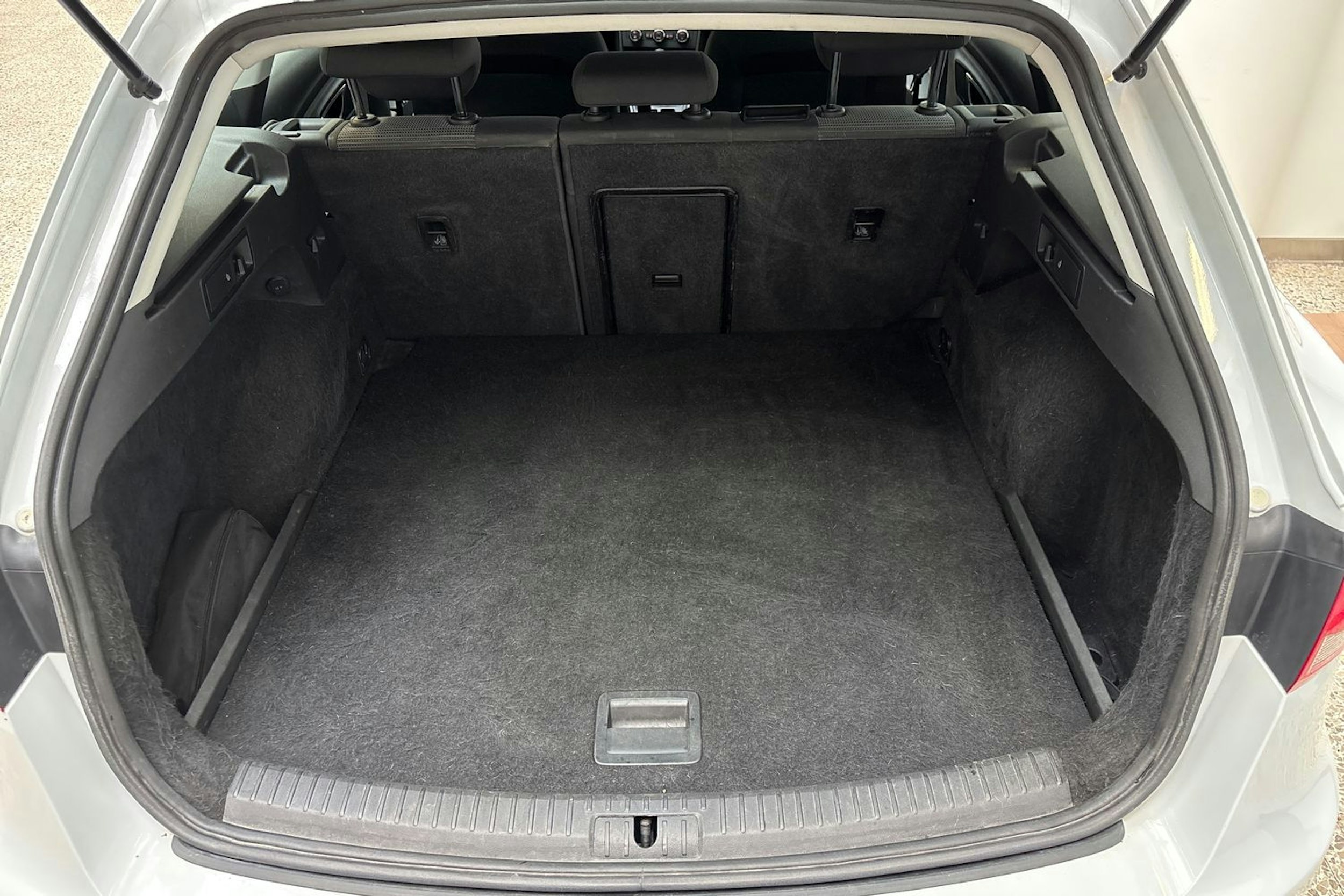 valkoinen SEAT Leon ST 2020 kuva 14.