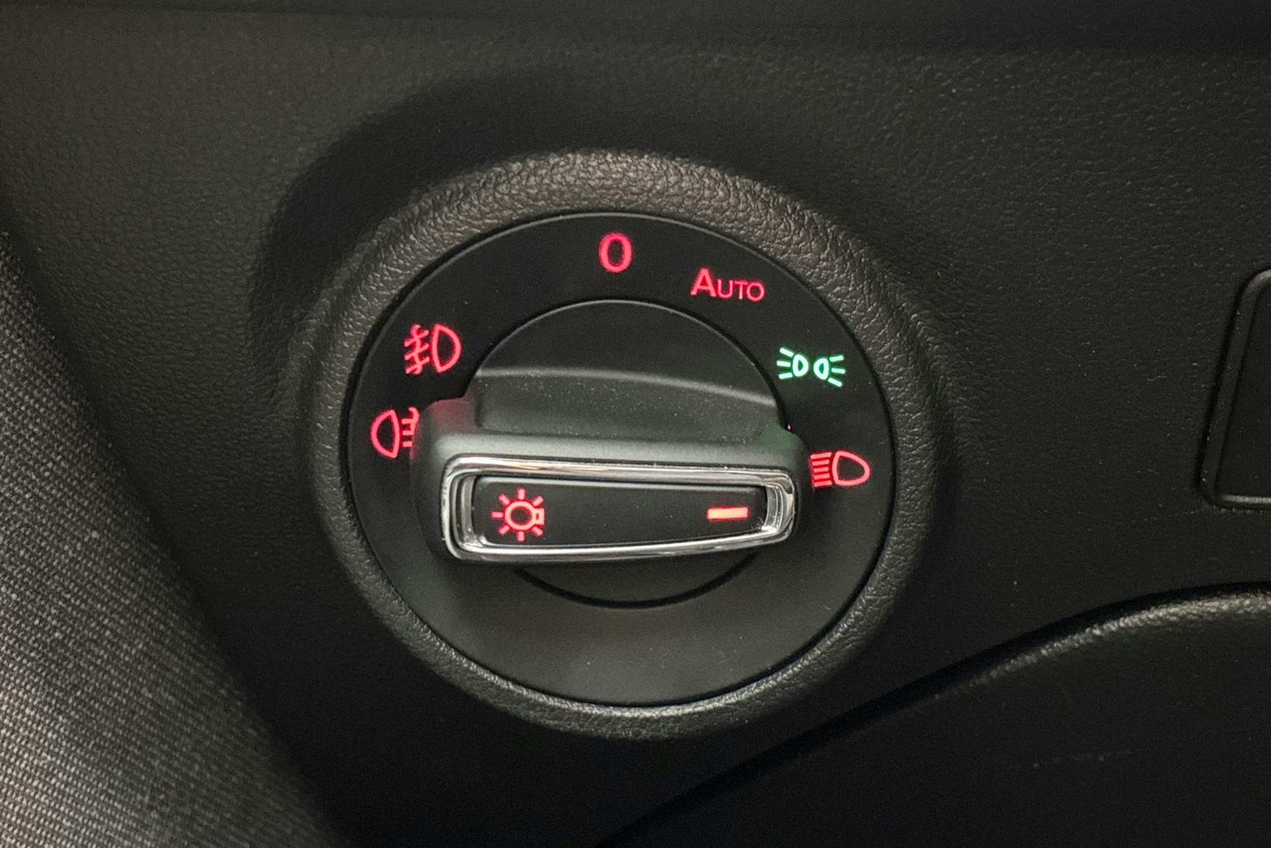 valkoinen SEAT Leon ST 2020 kuva 16.