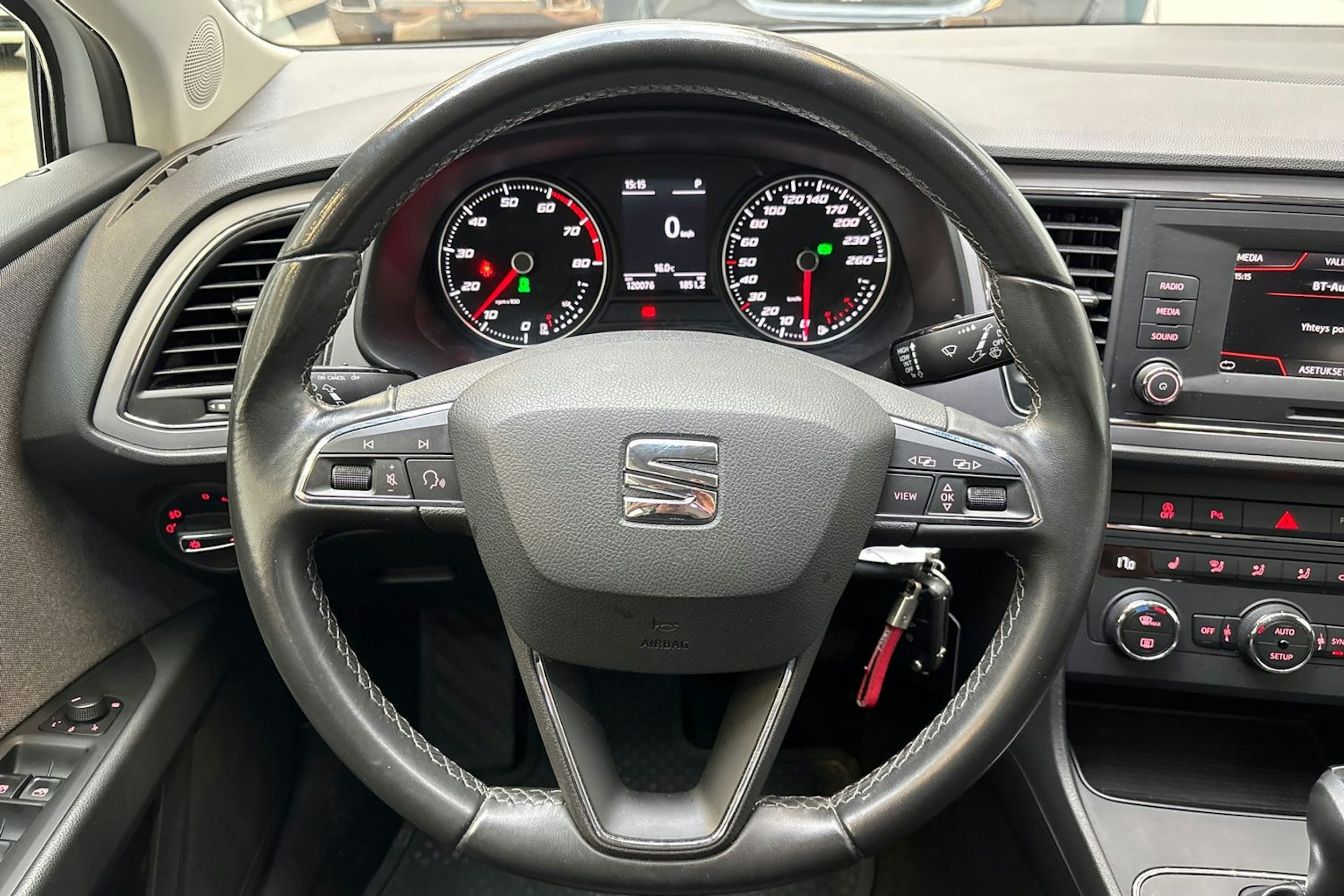 valkoinen SEAT Leon ST 2020 kuva 17.