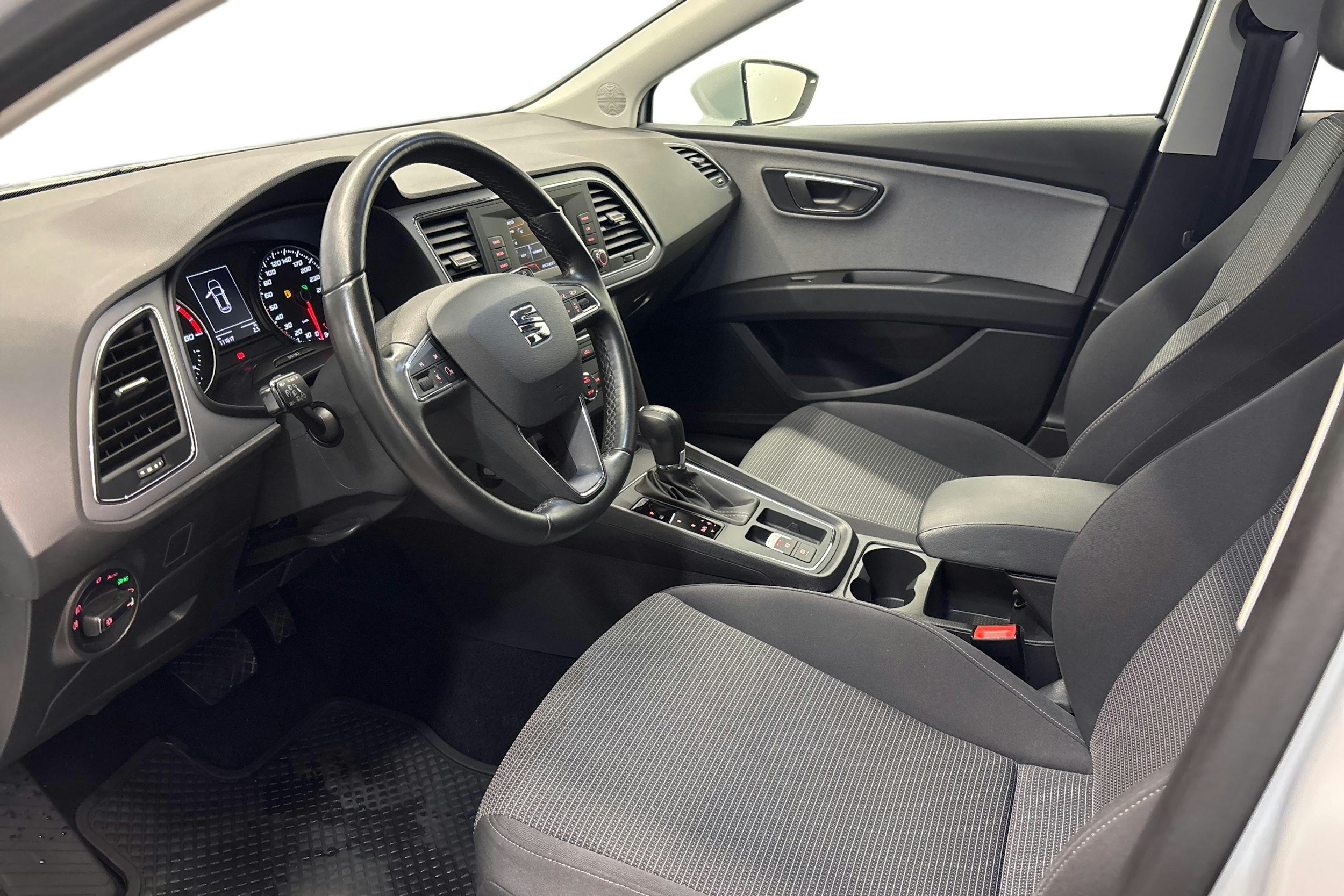 Valkoinen SEAT LEON ST 2020 kuva 6.