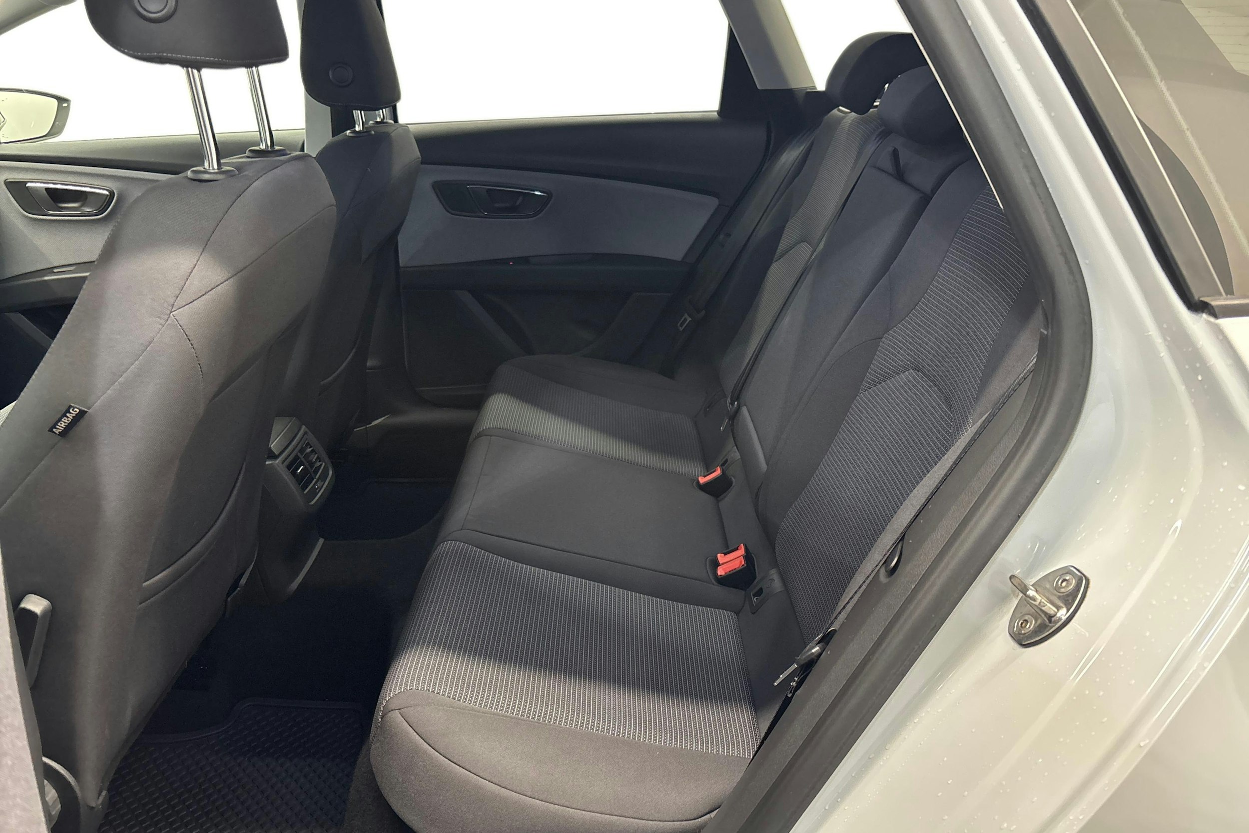 Valkoinen SEAT LEON ST 2020 kuva 8.