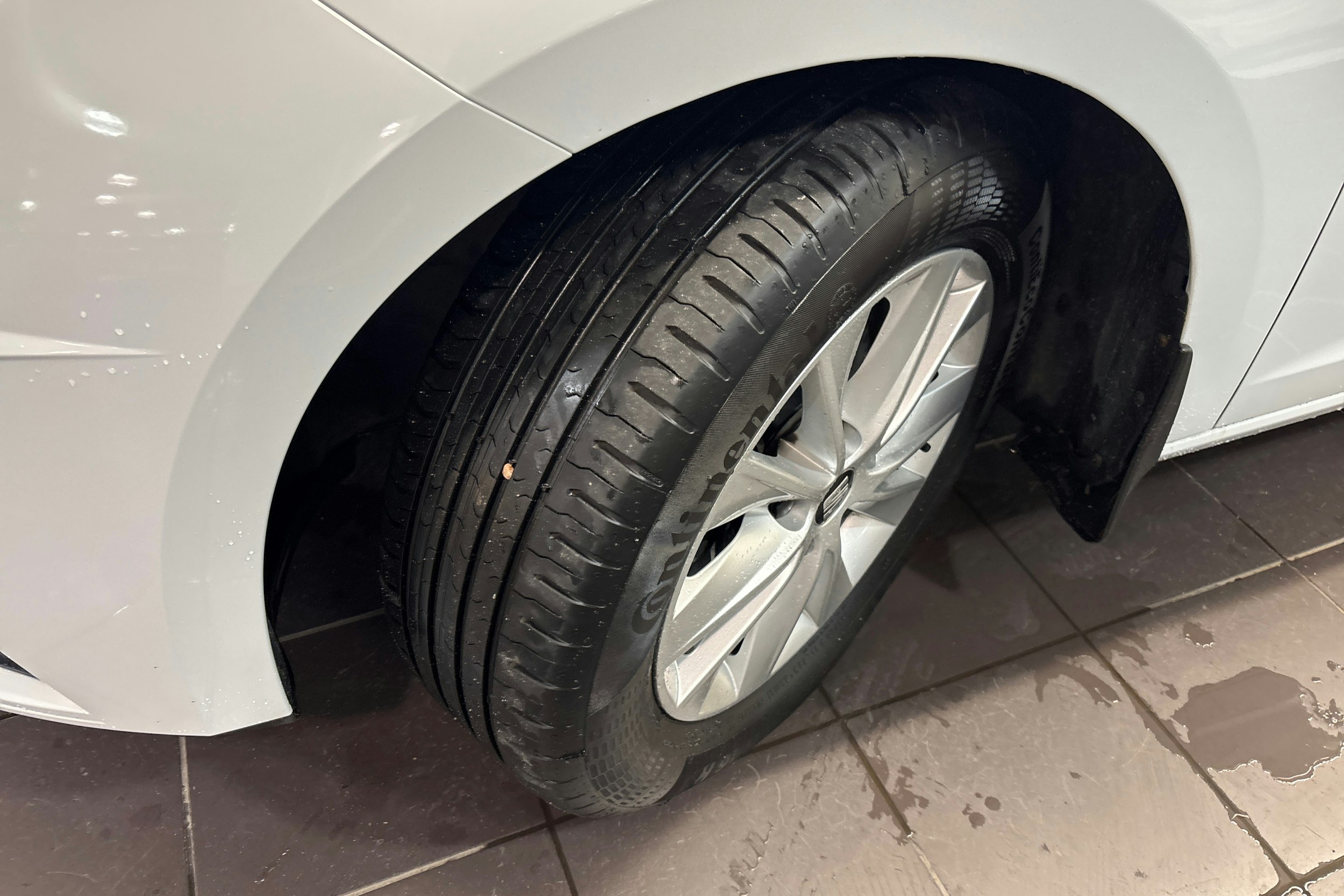 Valkoinen SEAT LEON ST 2020 kuva 10.