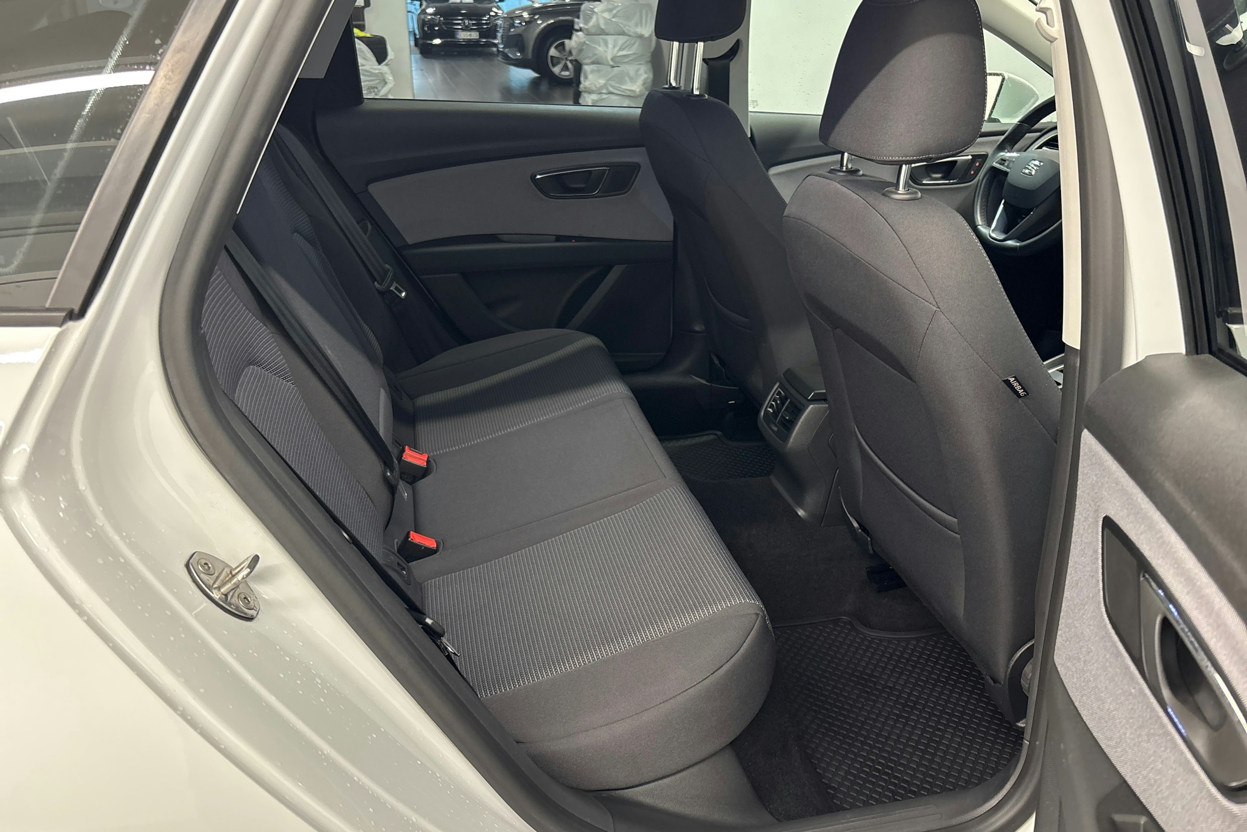 Valkoinen SEAT LEON ST 2020 kuva 13.