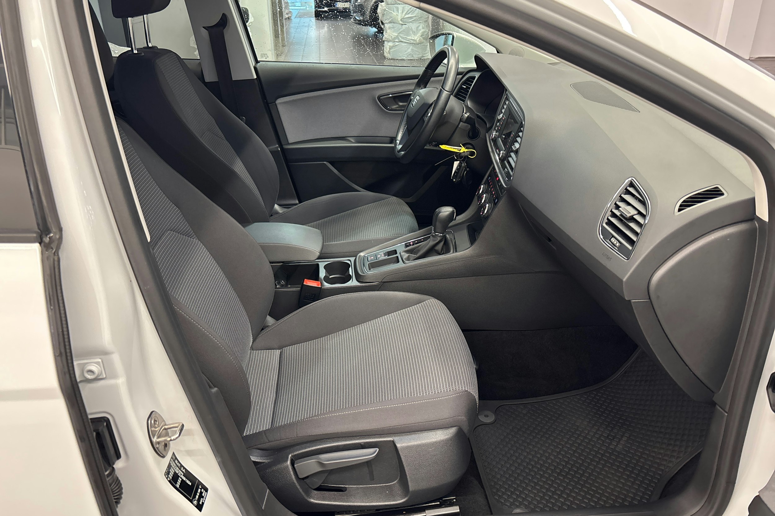 Valkoinen SEAT LEON ST 2020 kuva 14.