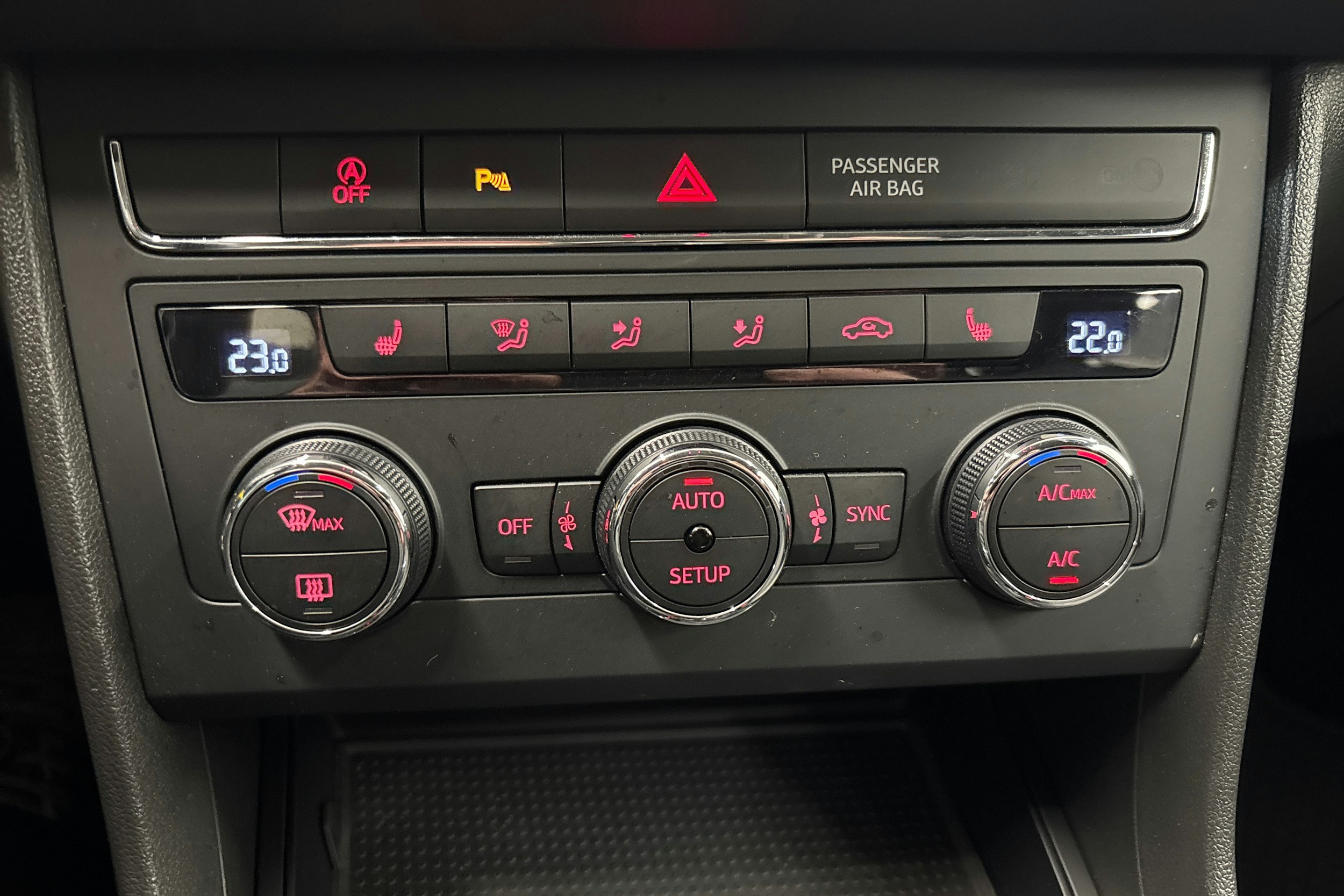 Valkoinen SEAT LEON ST 2020 kuva 16.