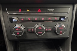 Valkoinen SEAT LEON ST 2020 kuva 16.