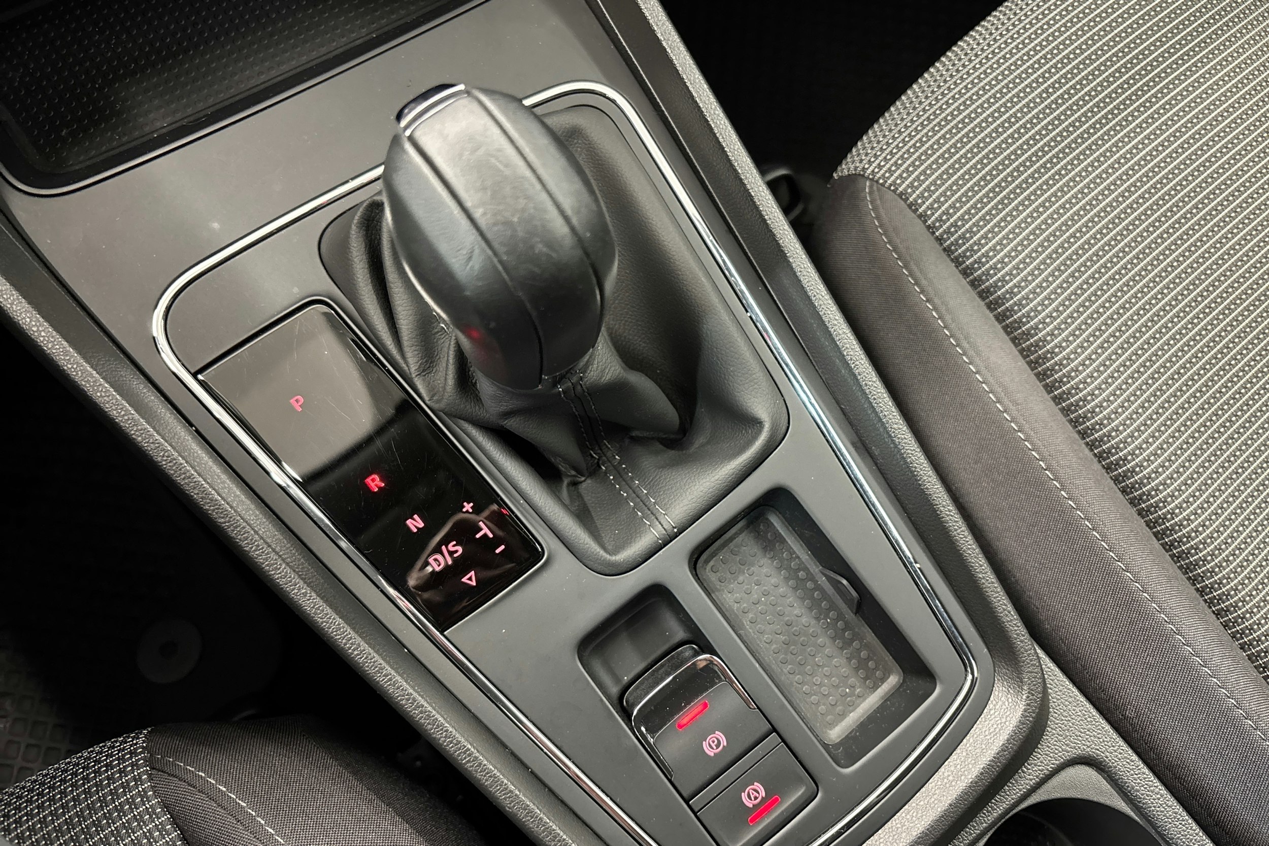 Valkoinen SEAT LEON ST 2020 kuva 17.