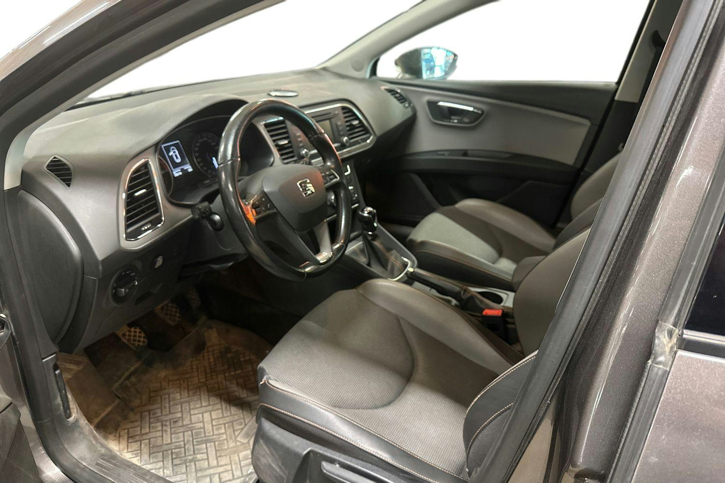 harmaa SEAT Leon X-Perience 2015 kuva 3.