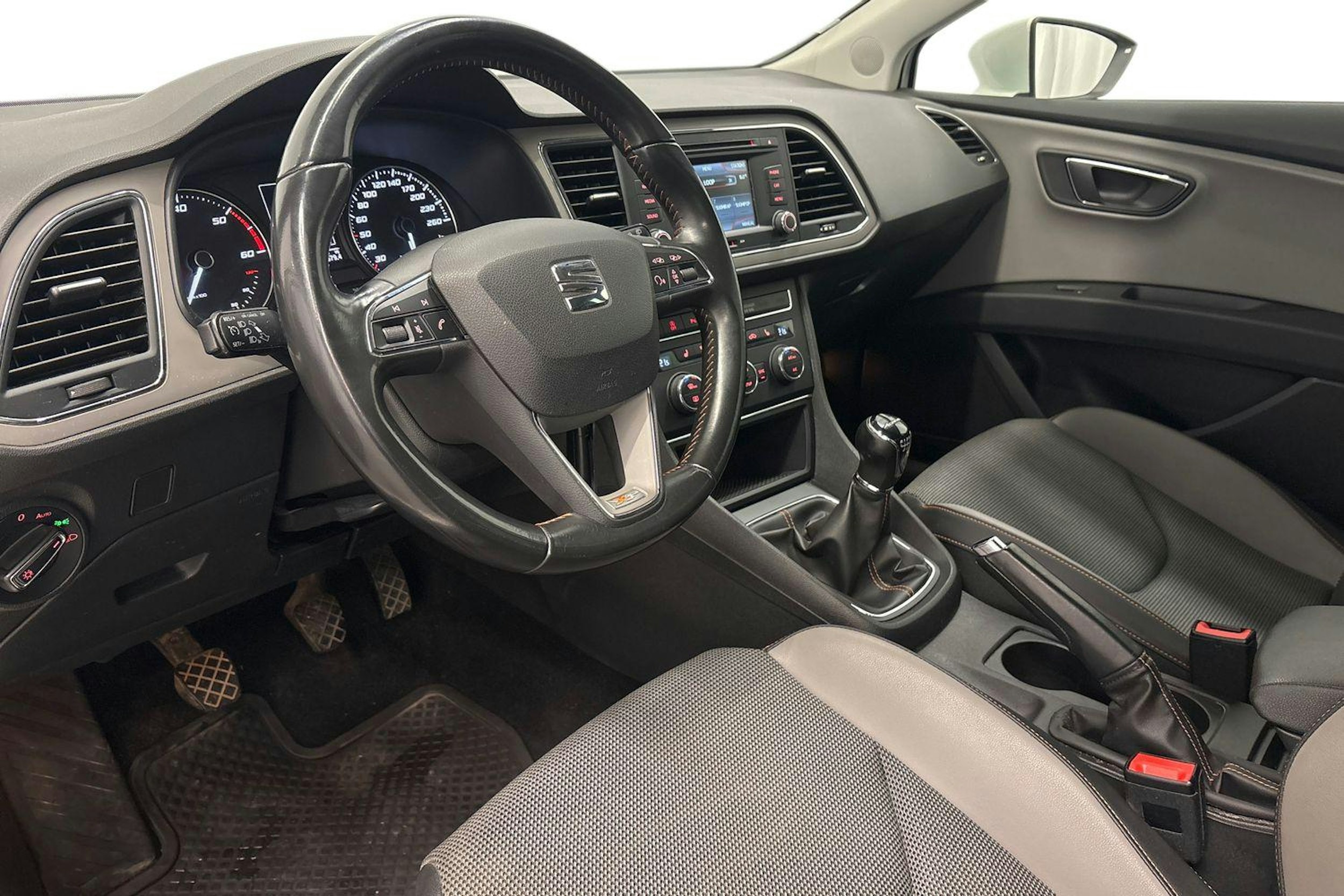 valkoinen SEAT Leon X-Perience 2015 kuva 7.
