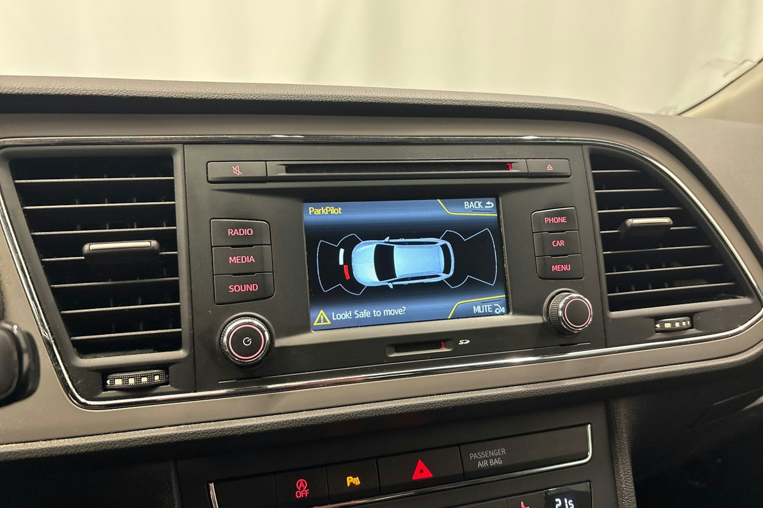 valkoinen SEAT Leon X-Perience 2015 kuva 19.