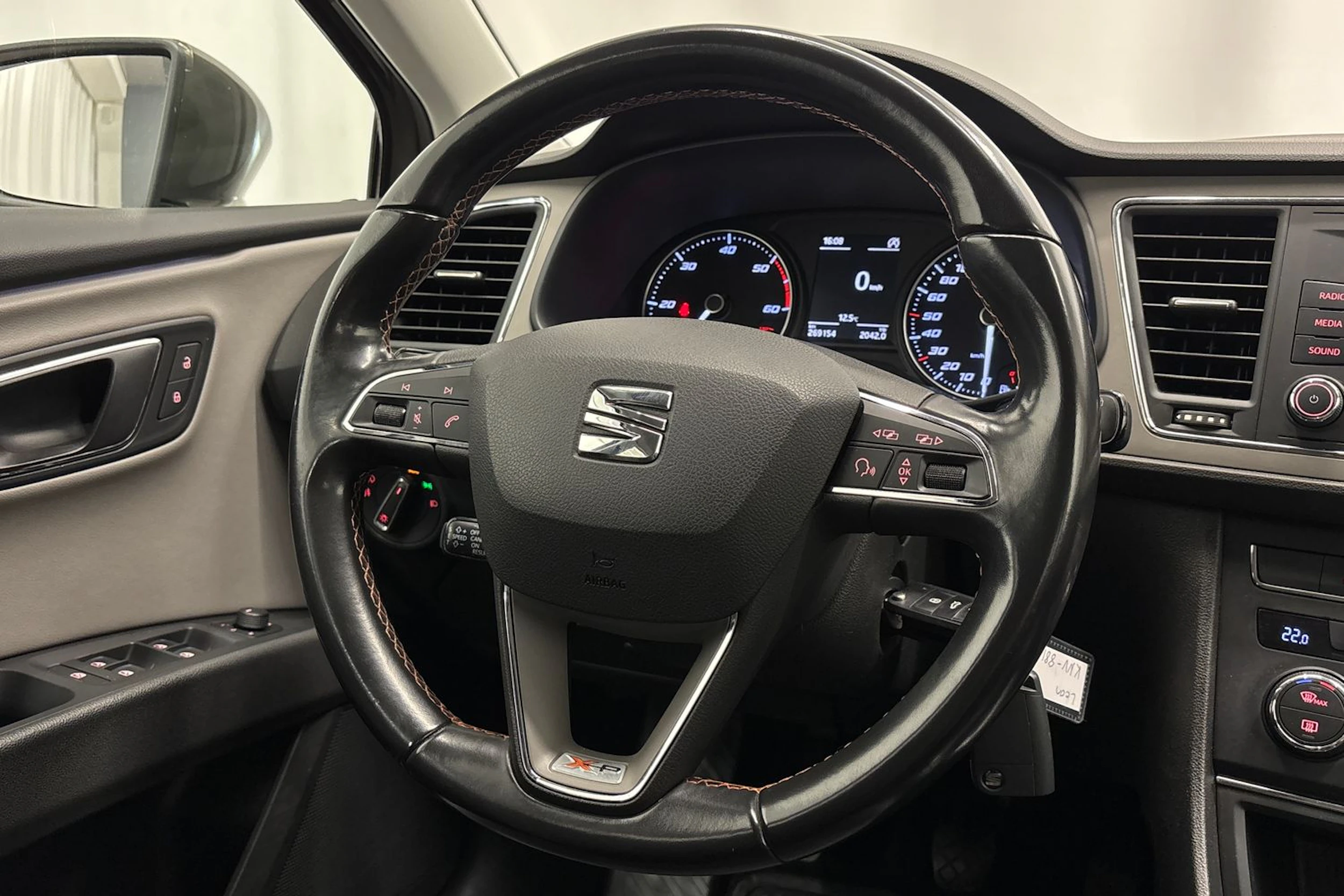 ruskea (beige) SEAT Leon X-Perience 2016 kuva 12.