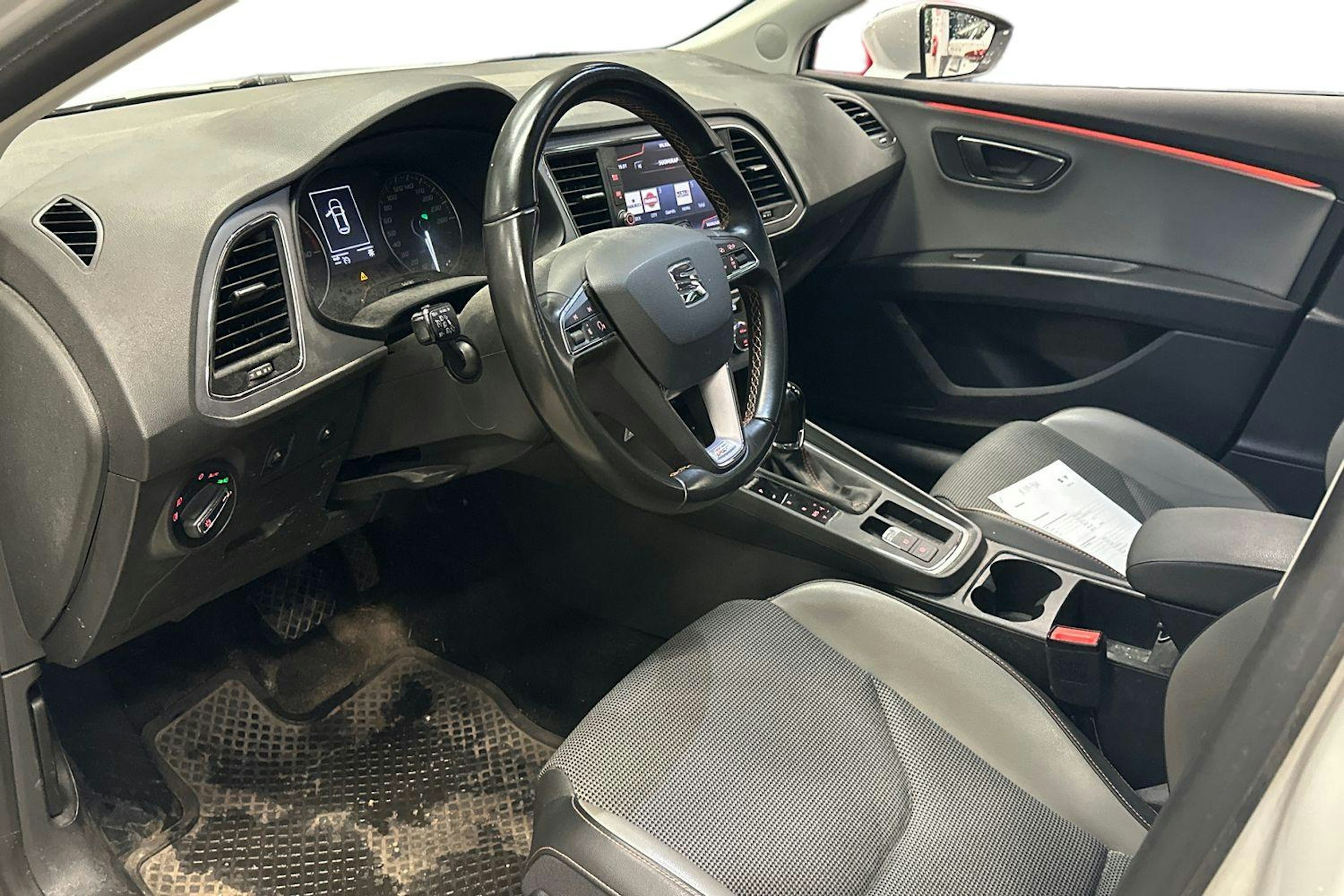 valkoinen SEAT Leon X-Perience 2018 kuva 3.