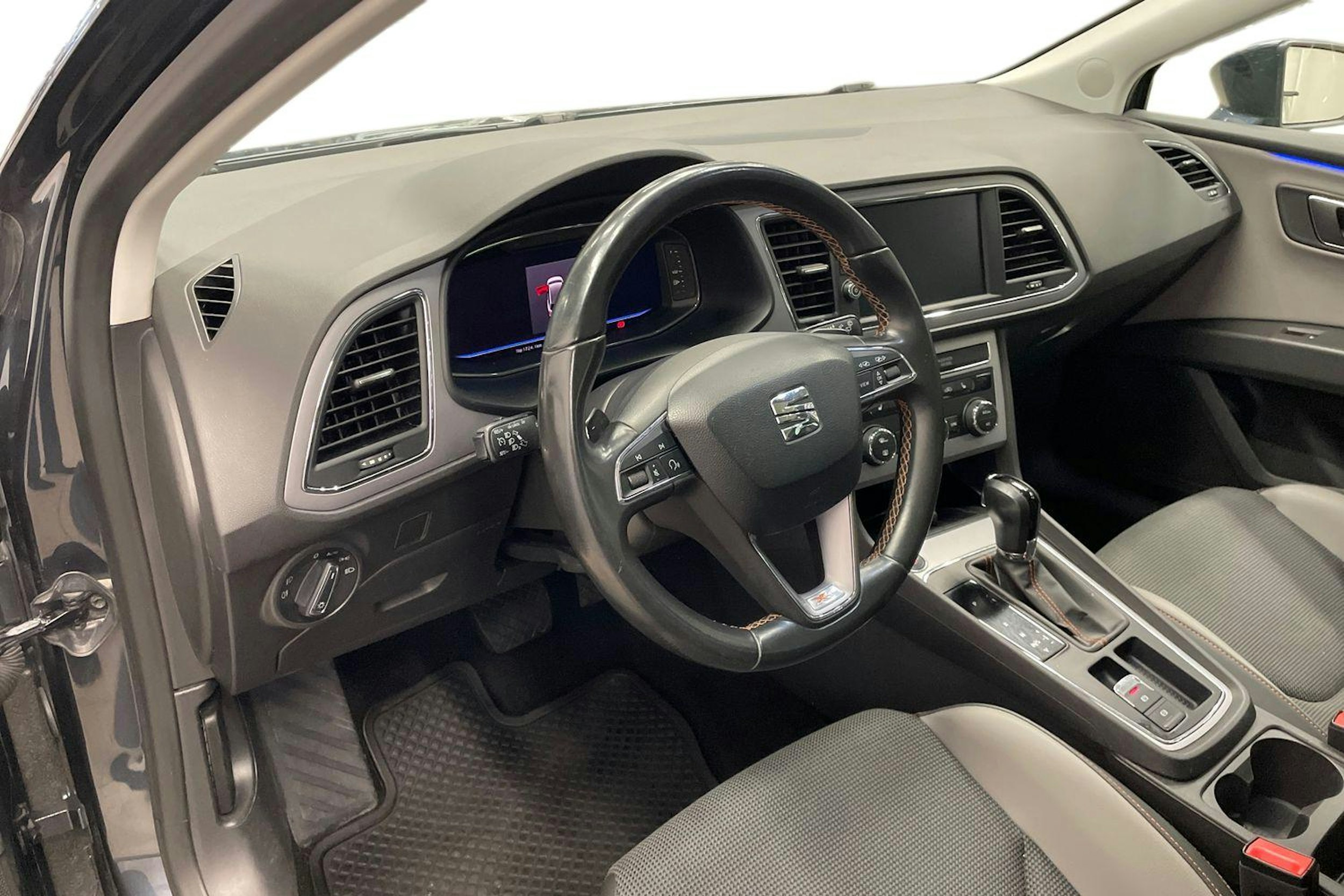 harmaa SEAT Leon X-Perience 2019 kuva 7.