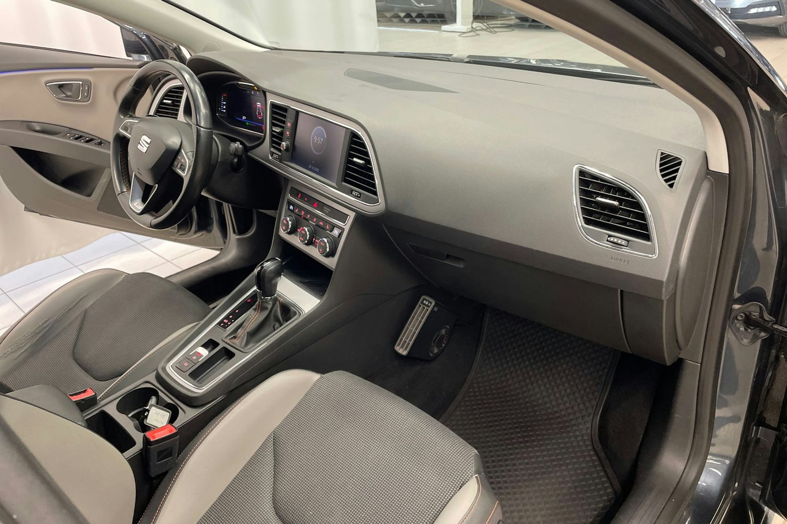 harmaa SEAT Leon X-Perience 2019 kuva 24.