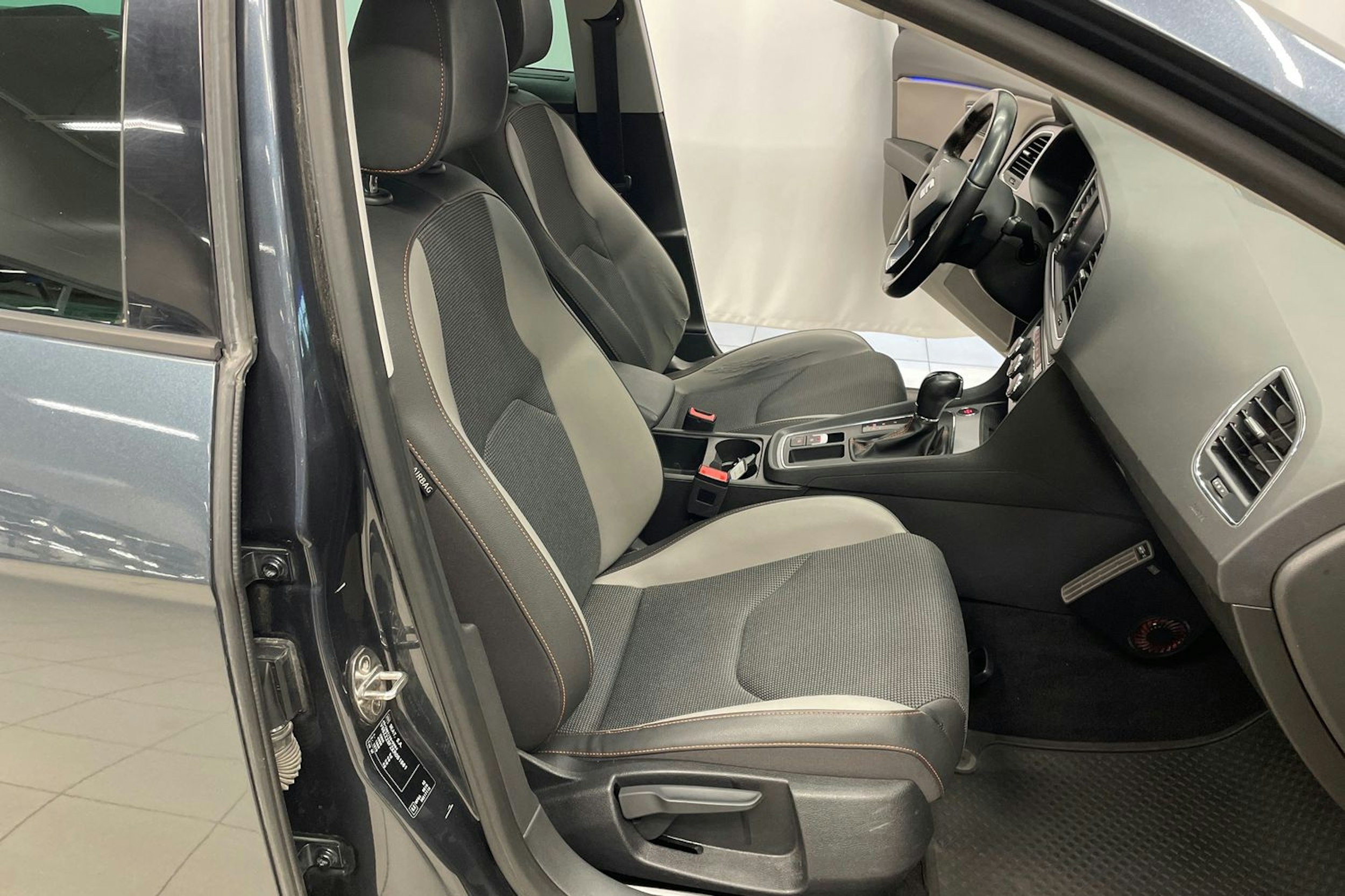 harmaa SEAT Leon X-Perience 2019 kuva 25.