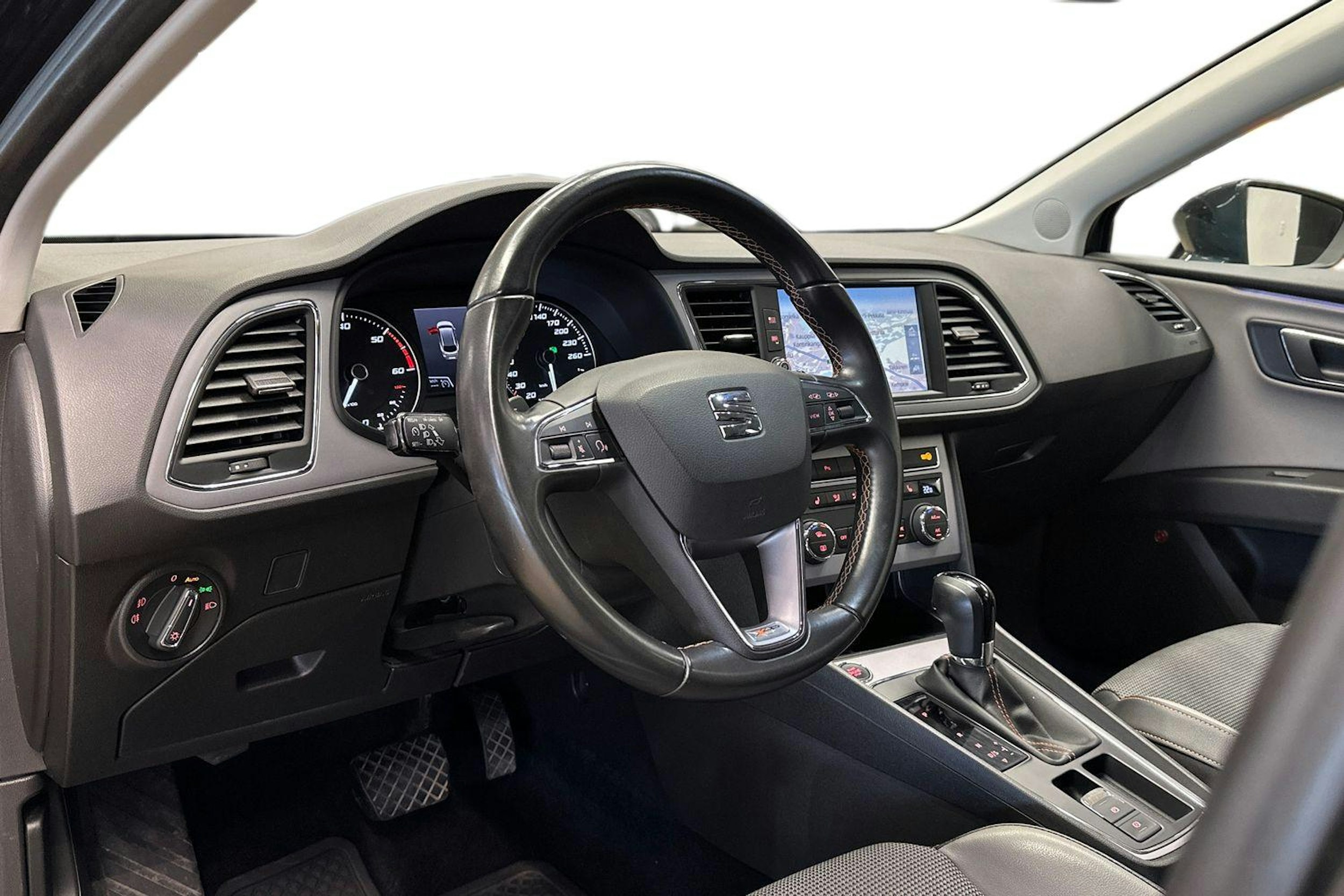 harmaa SEAT Leon X-Perience 2019 kuva 10.