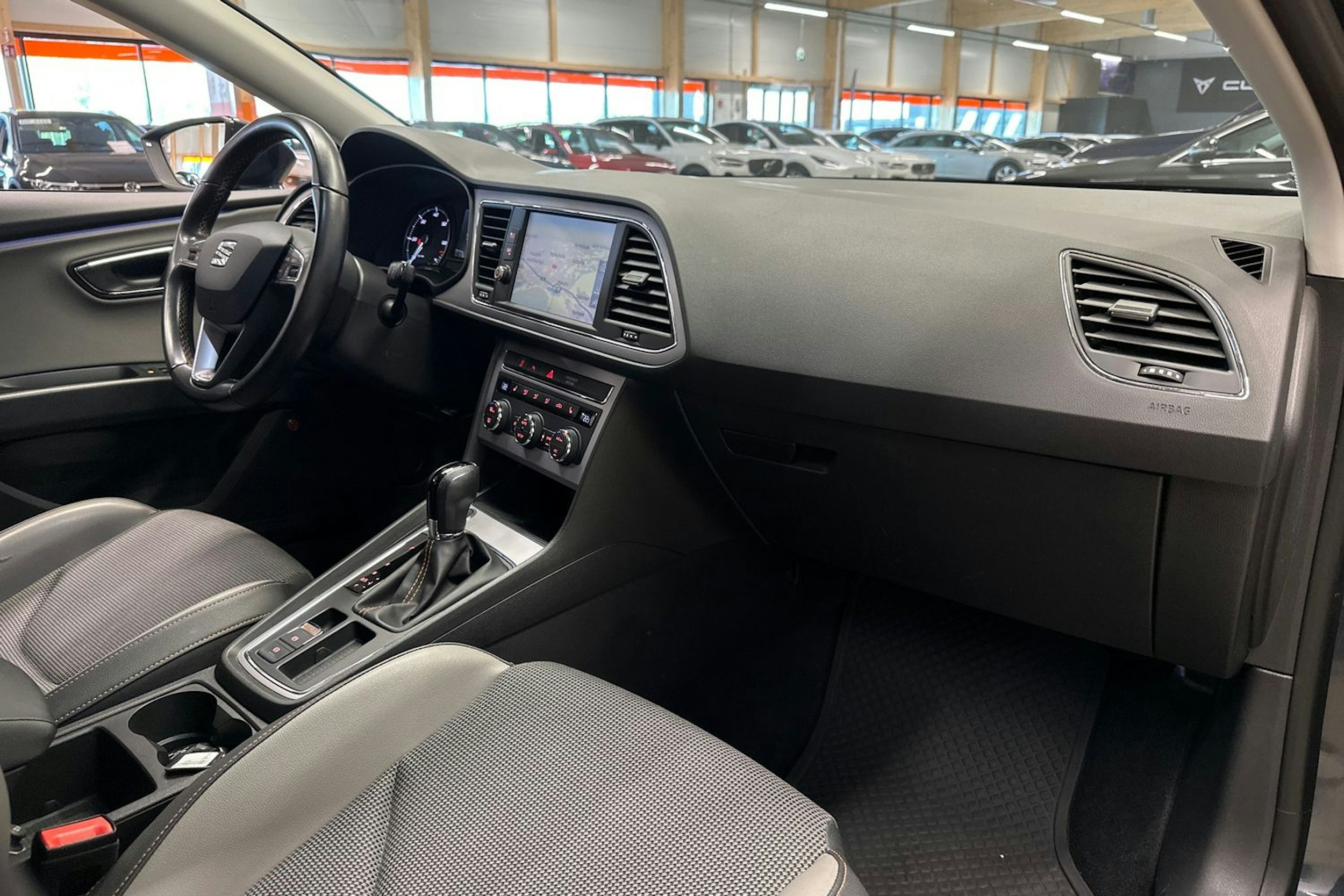 harmaa SEAT Leon X-Perience 2019 kuva 13.