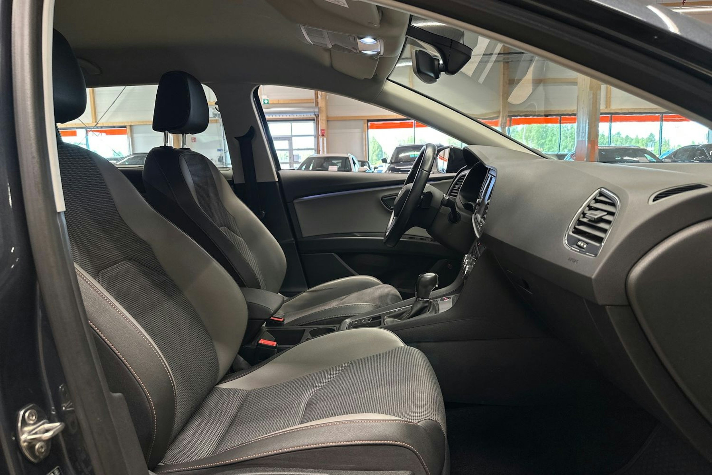 harmaa SEAT Leon X-Perience 2019 kuva 14.