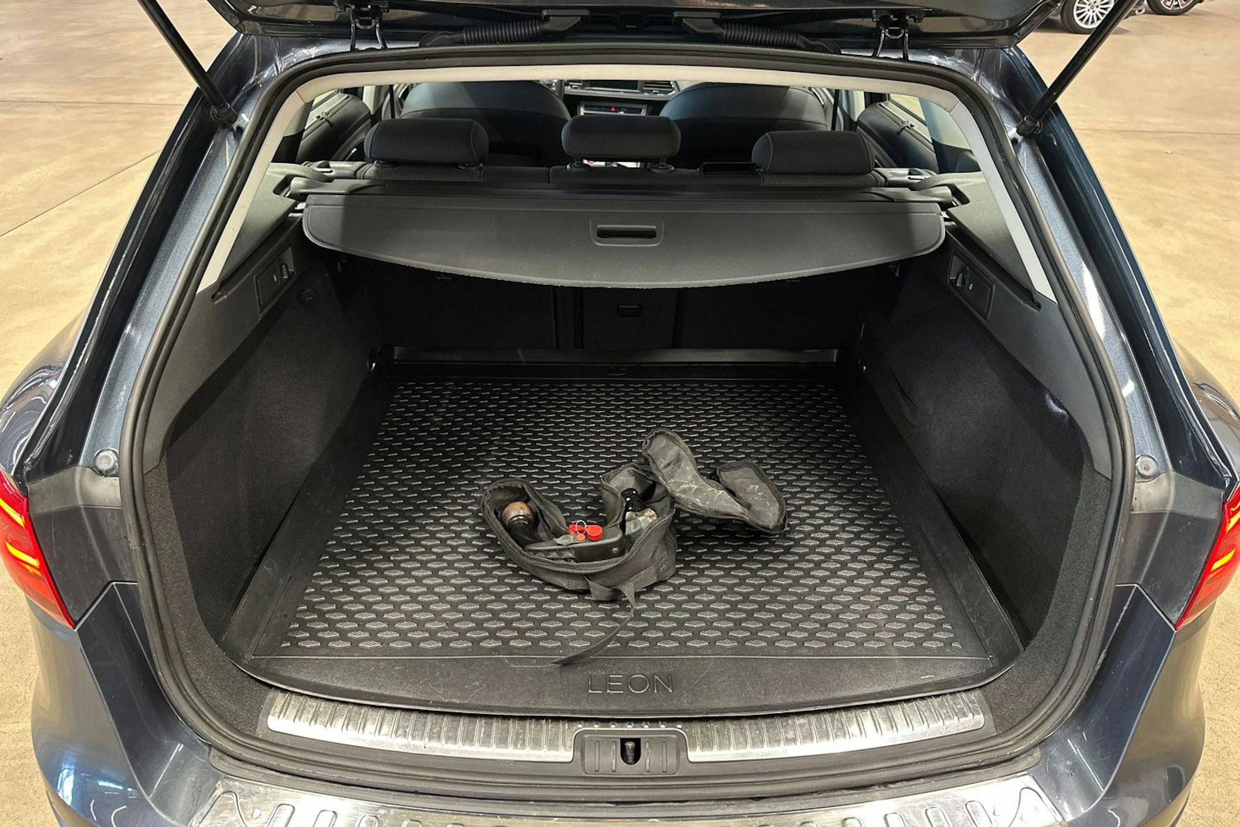 harmaa SEAT Leon X-Perience 2019 kuva 34.