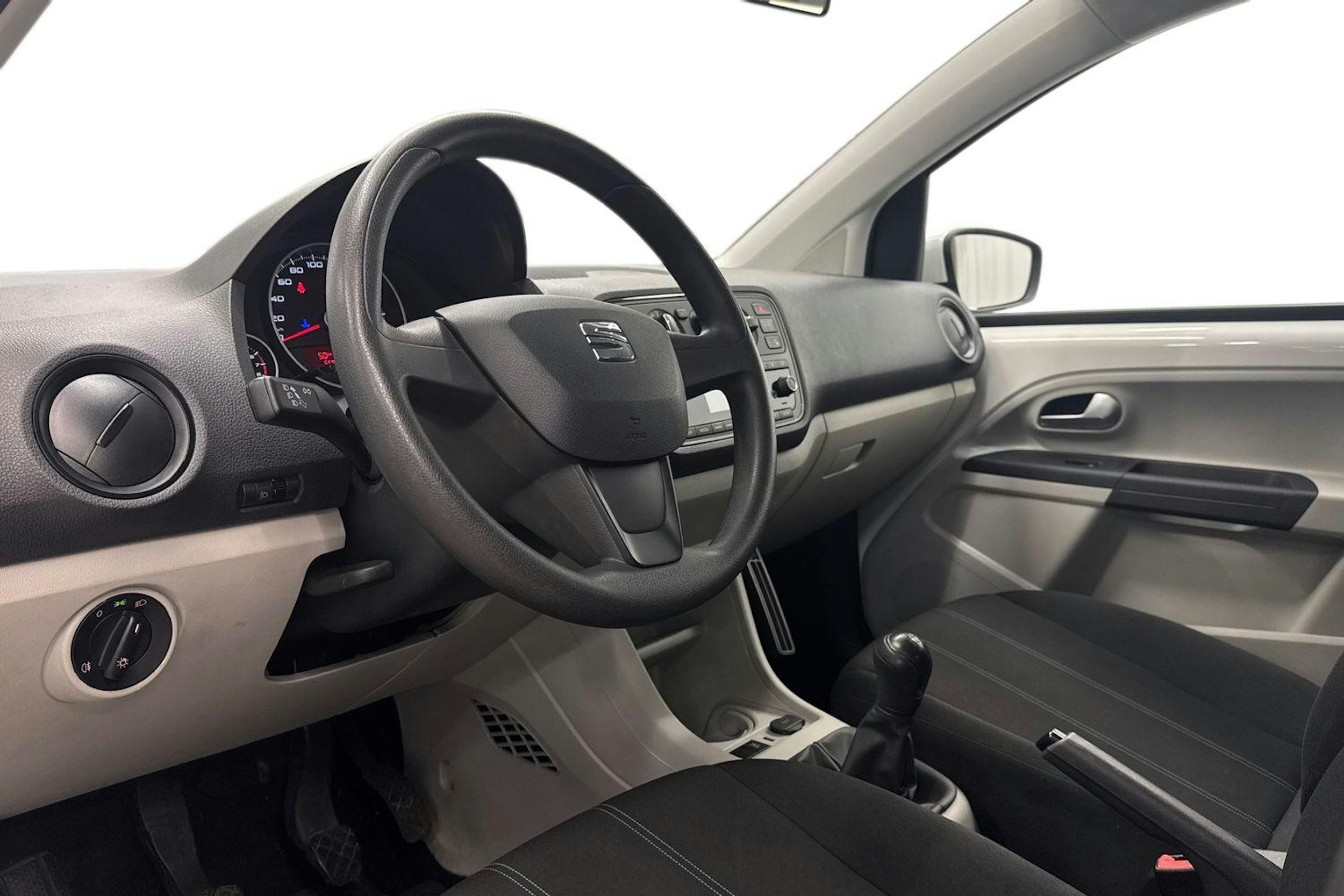 valkoinen SEAT Mii 2018 kuva 6.