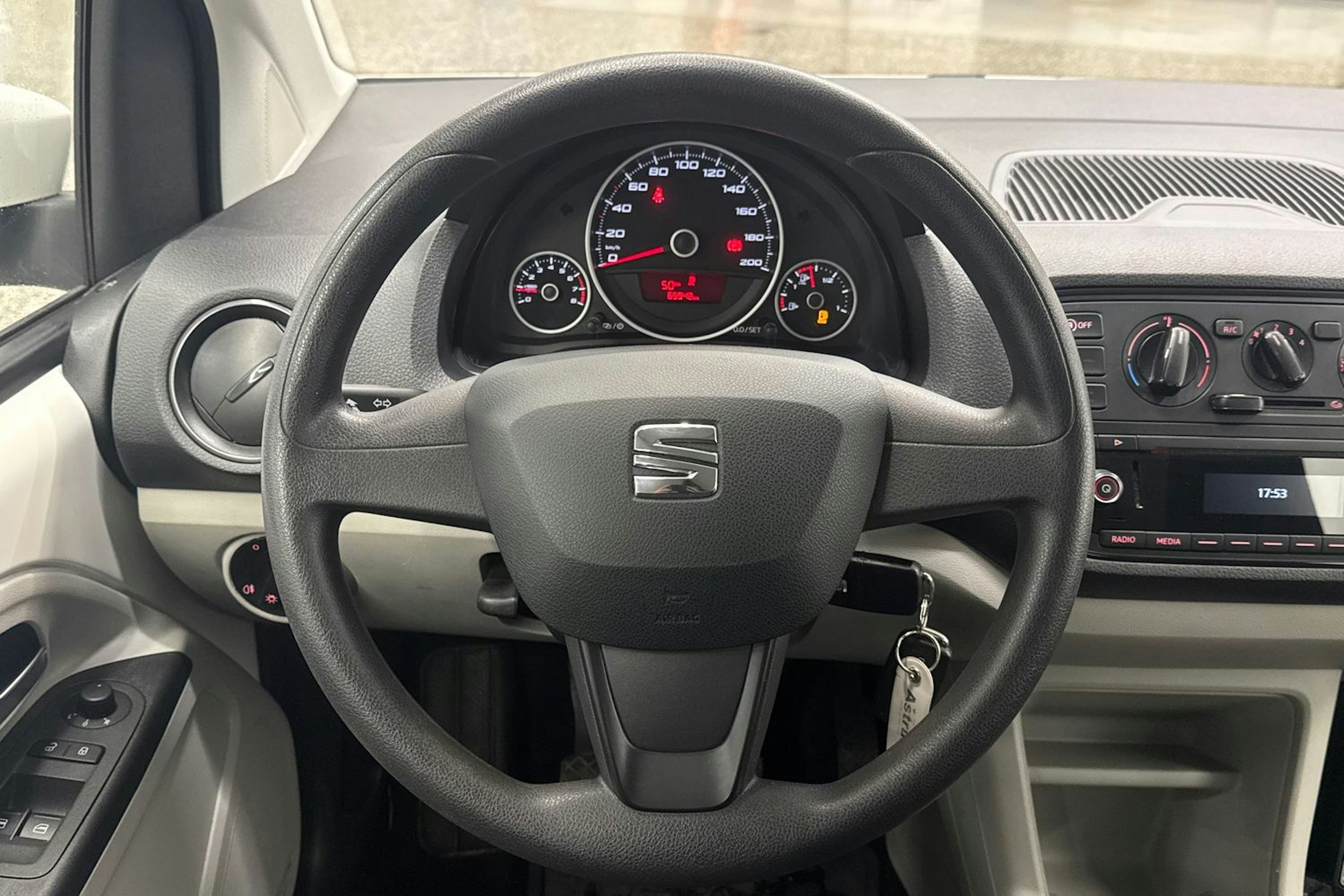 valkoinen SEAT Mii 2018 kuva 10.