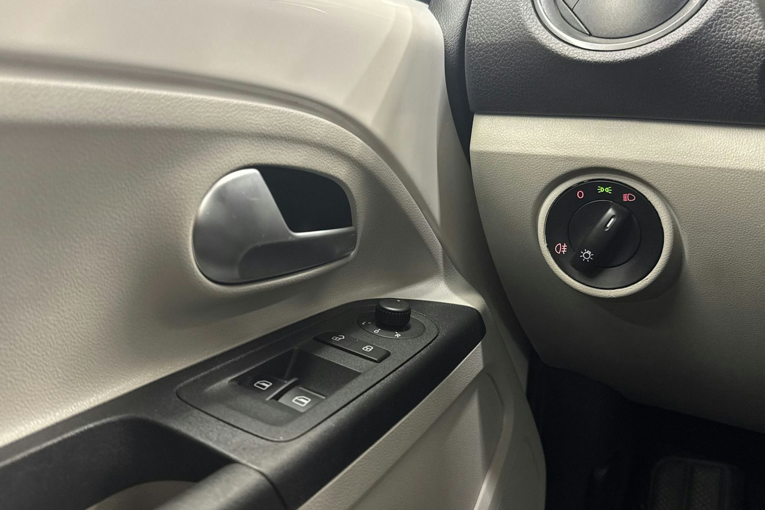 valkoinen SEAT Mii 2018 kuva 13.