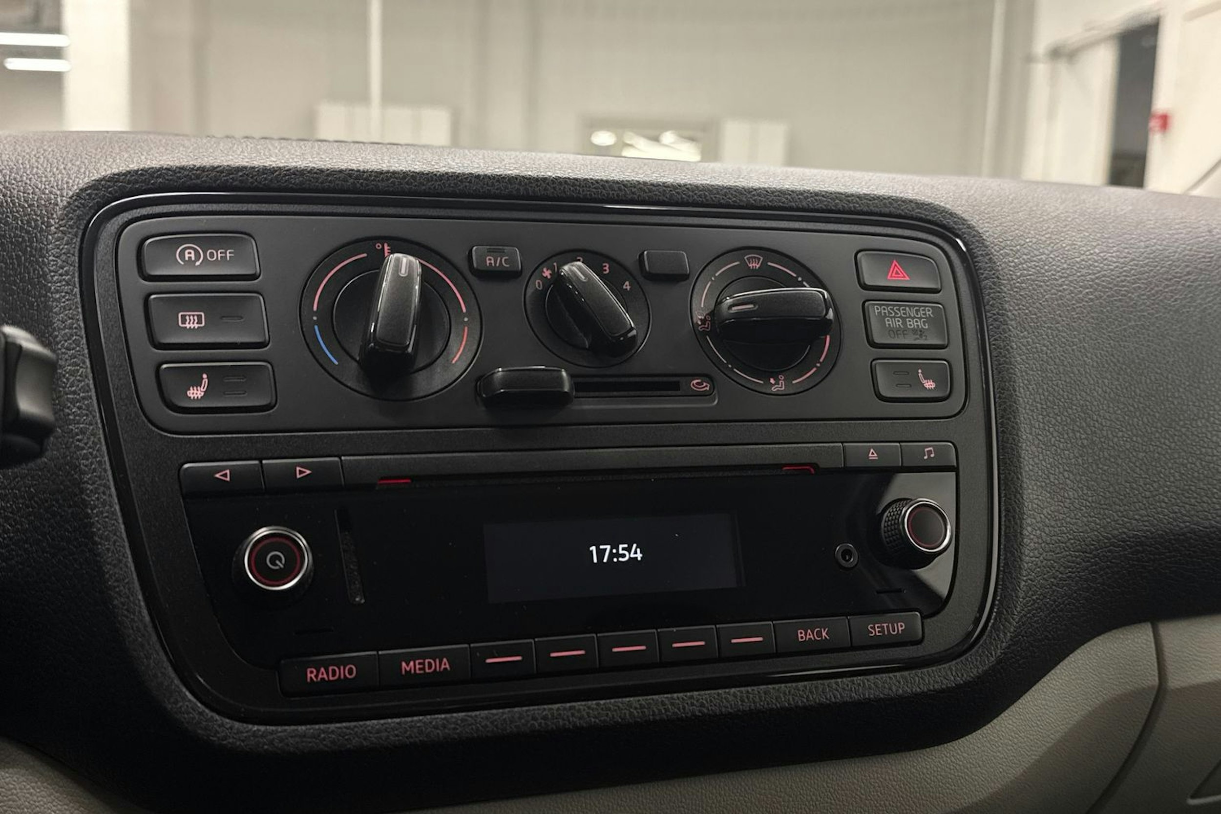 valkoinen SEAT Mii 2018 kuva 17.