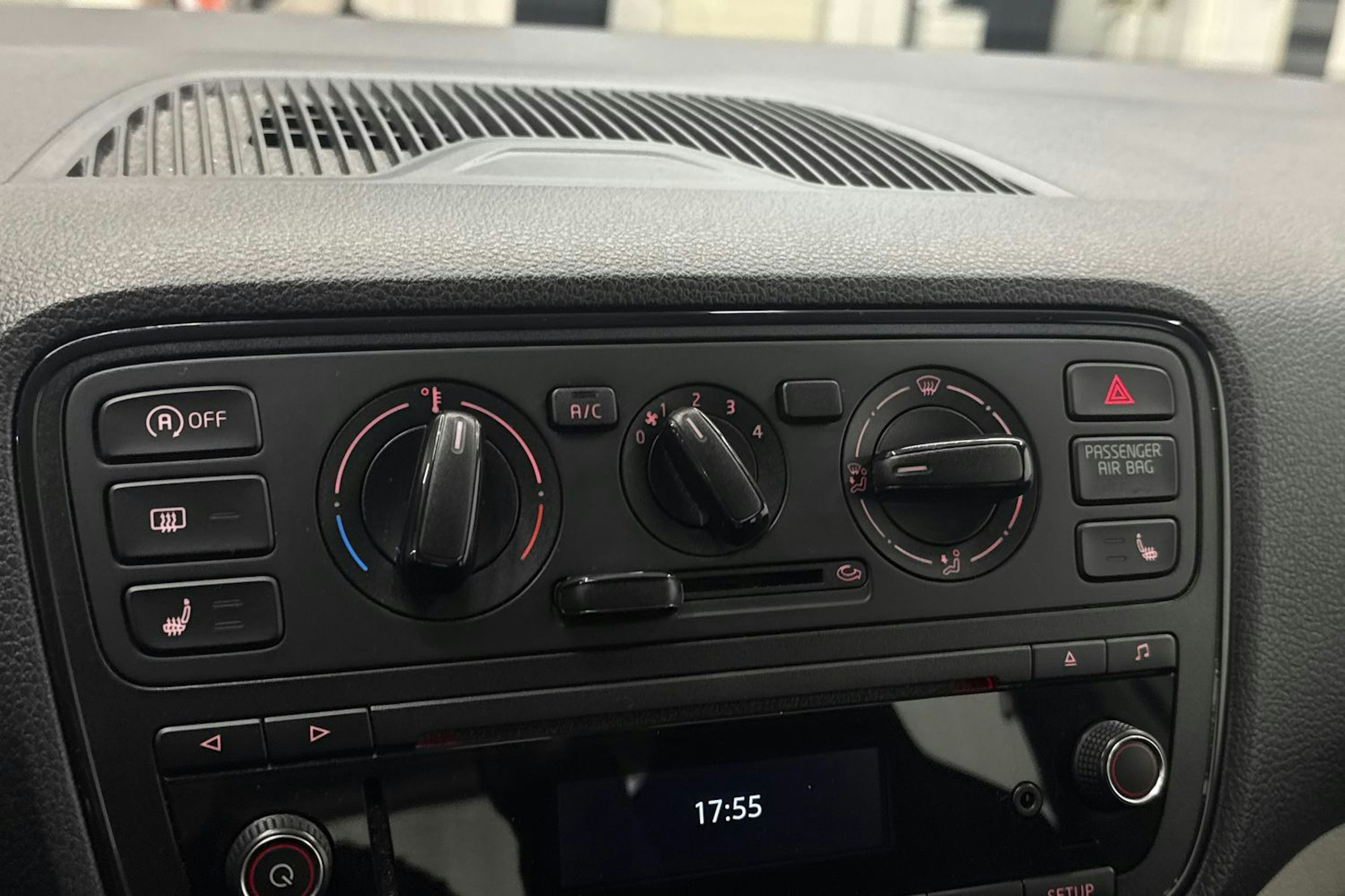 valkoinen SEAT Mii 2018 kuva 18.