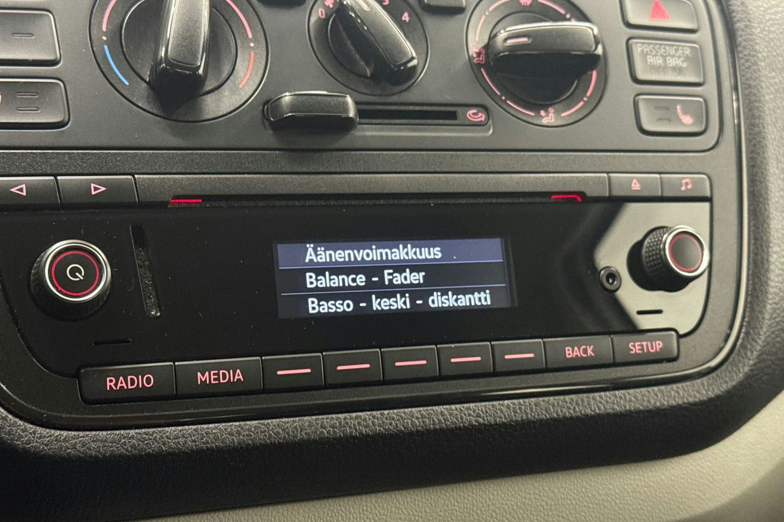 valkoinen SEAT Mii 2018 kuva 23.