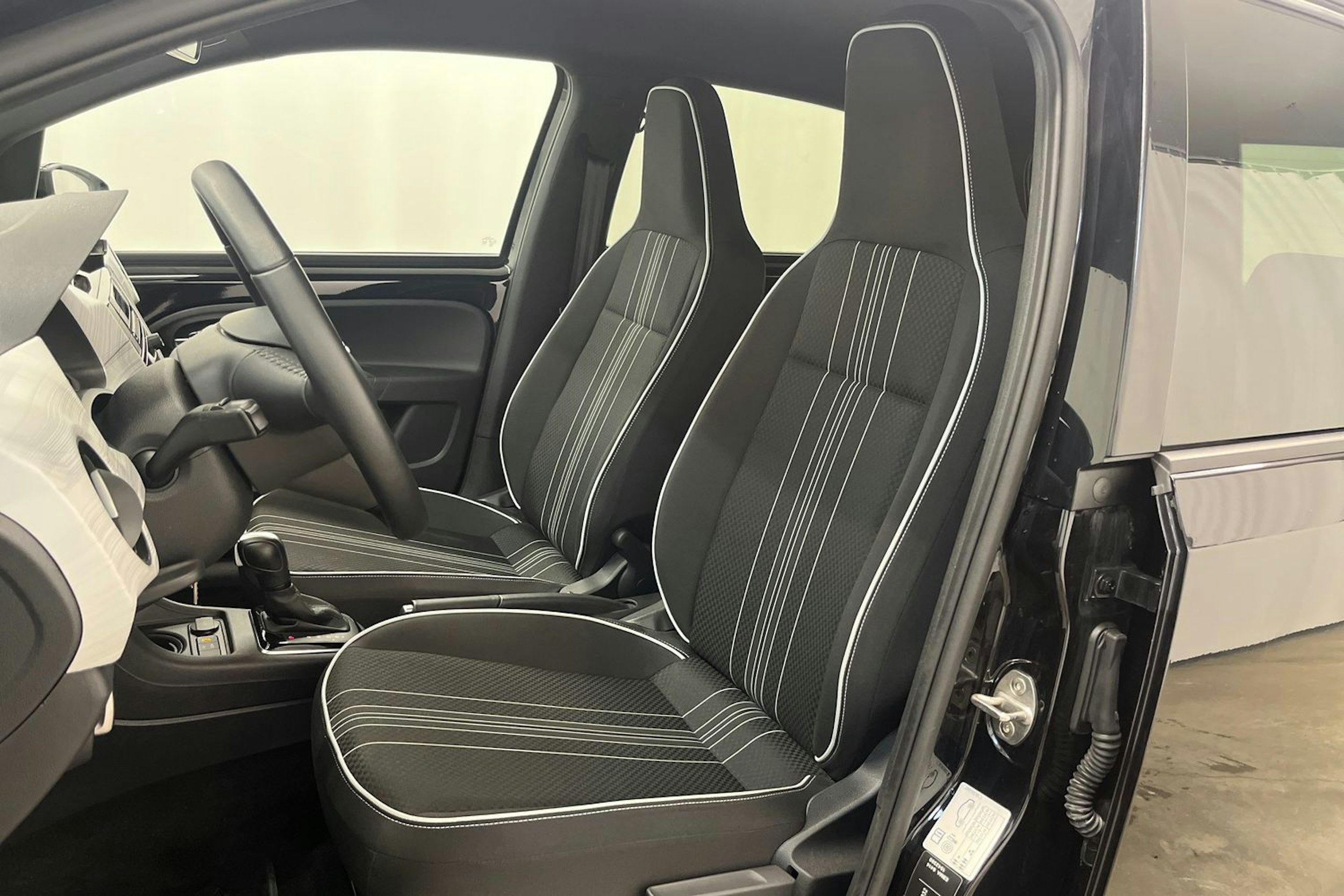 musta SEAT Mii electric 2021 kuva 19.