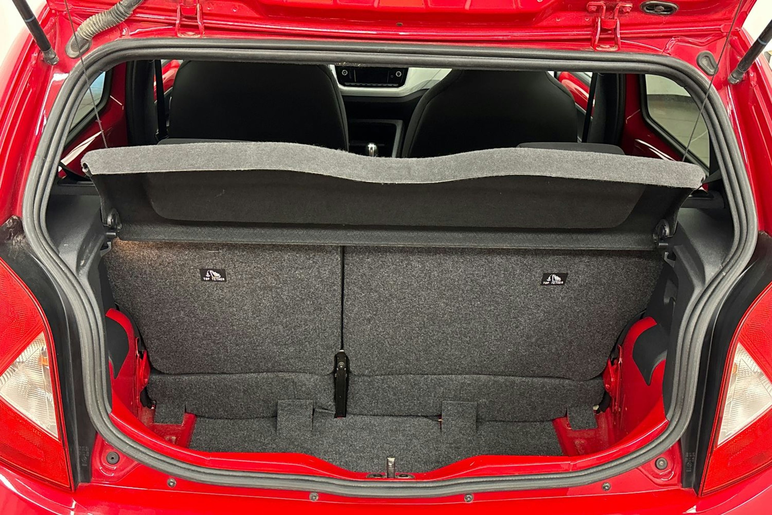 punainen SEAT Mii 2021 kuva 18.