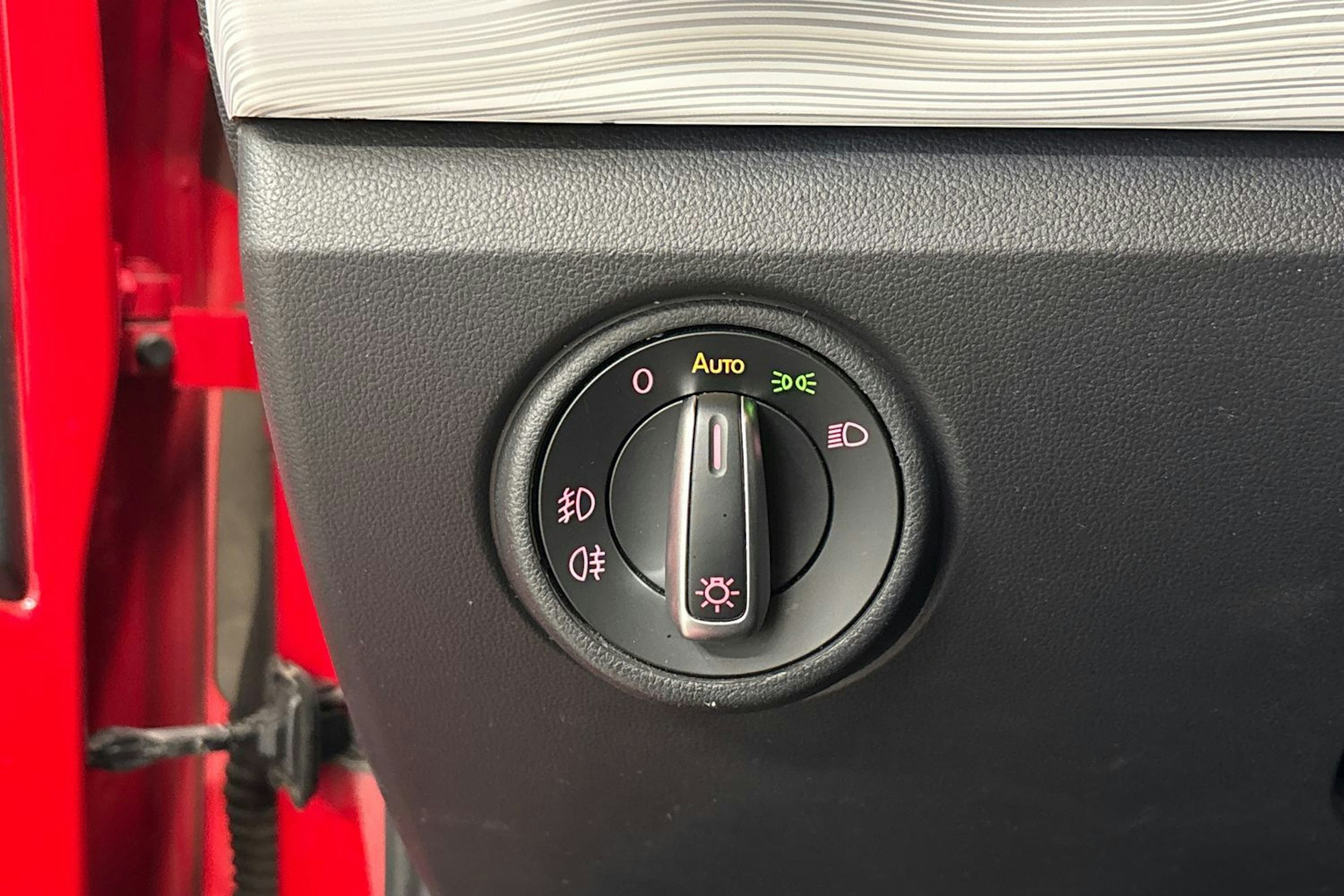 punainen SEAT Mii electric 2021 kuva 17.