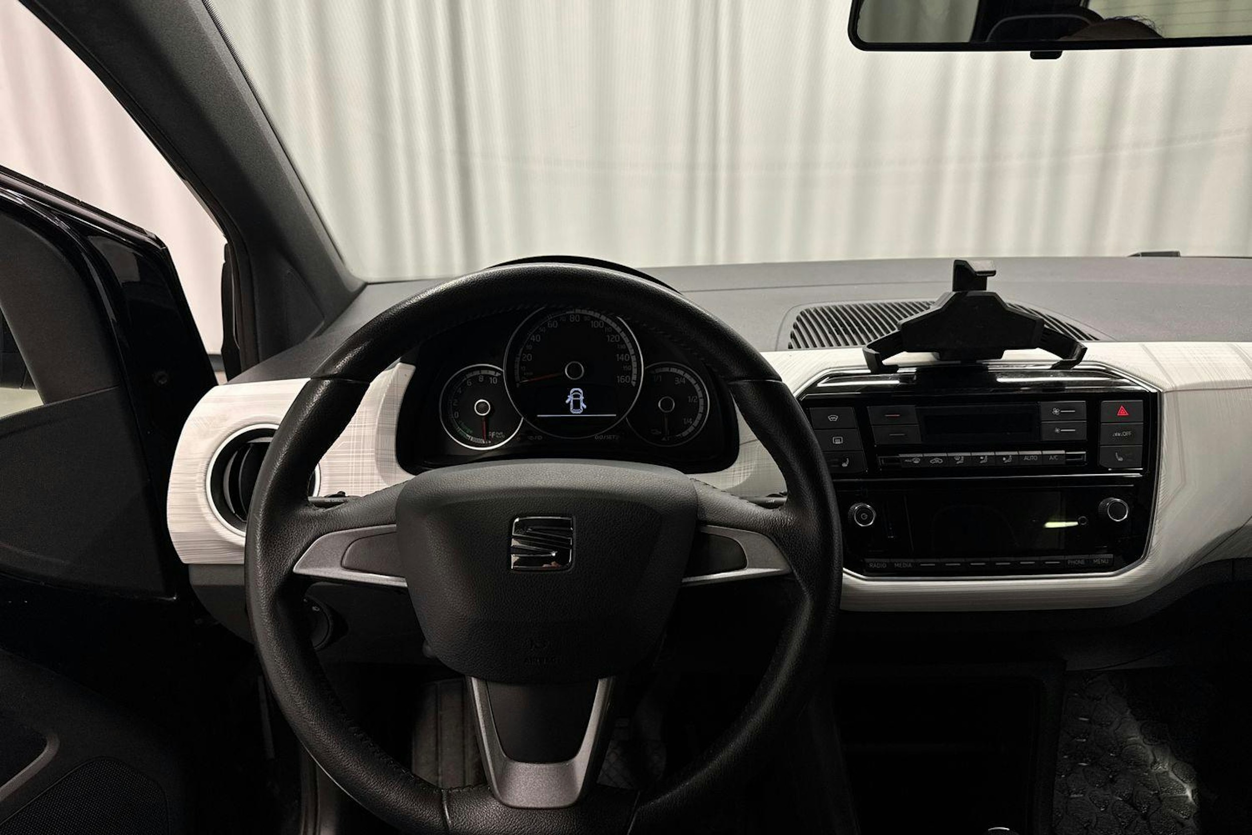 musta SEAT Mii electric 2020 kuva 32.