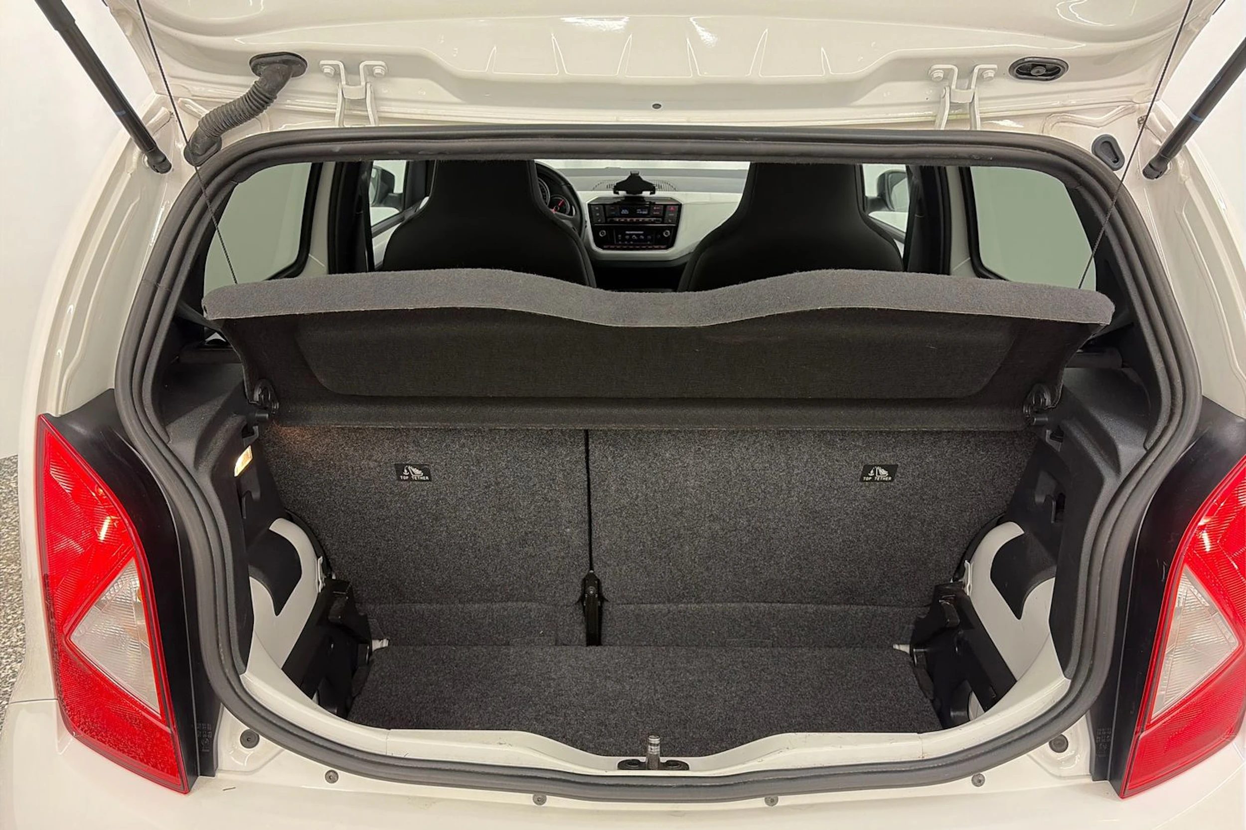Valkoinen SEAT Mii electric 2021 kuva 11.
