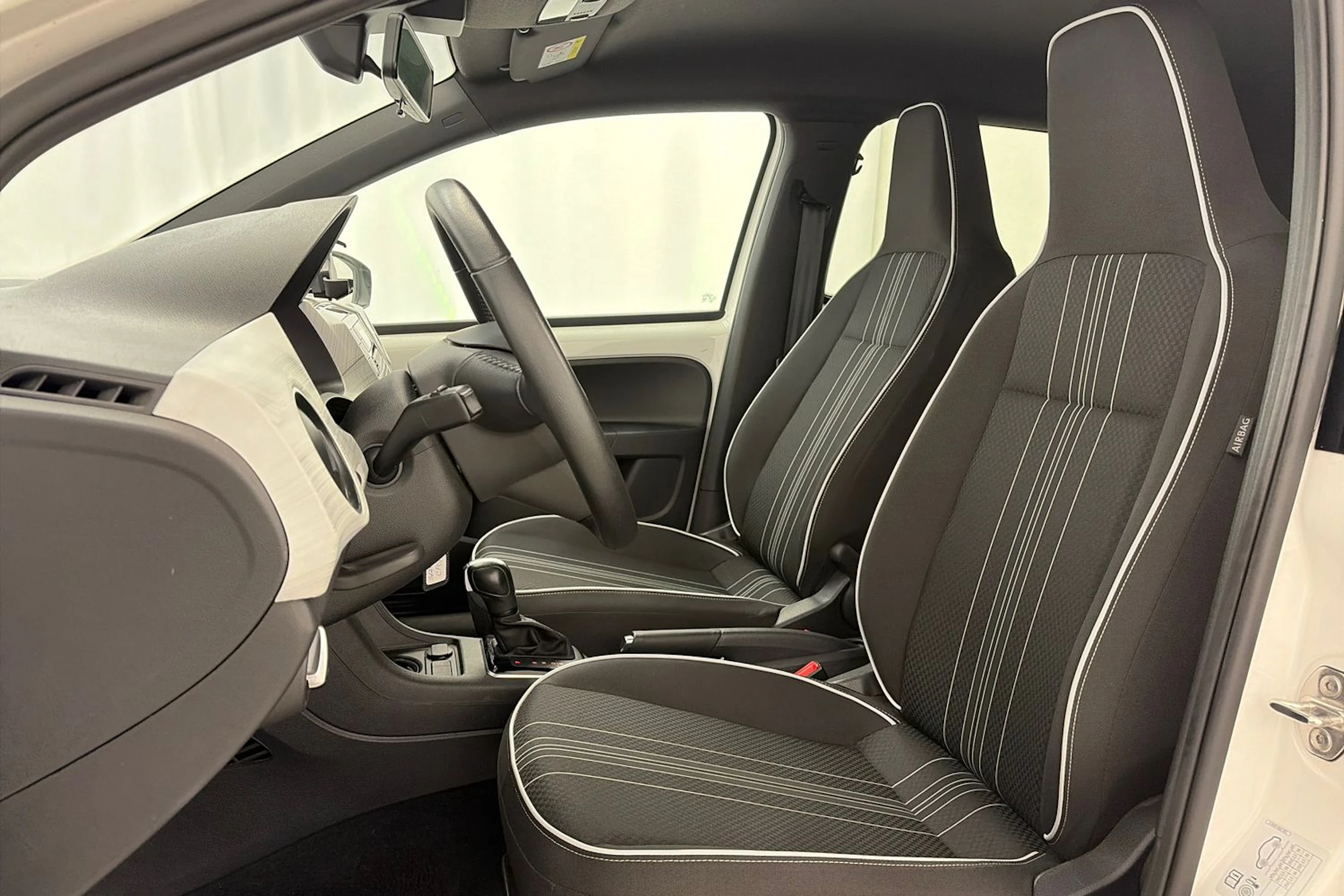 Valkoinen SEAT Mii electric 2021 kuva 12.