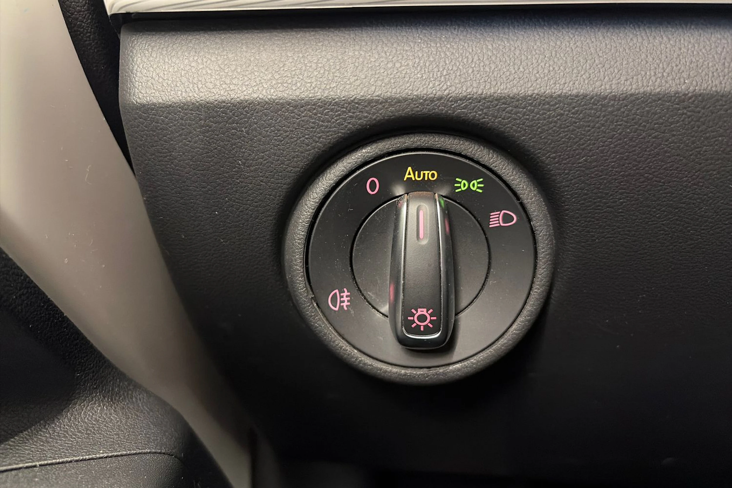 Valkoinen SEAT Mii electric 2021 kuva 18.