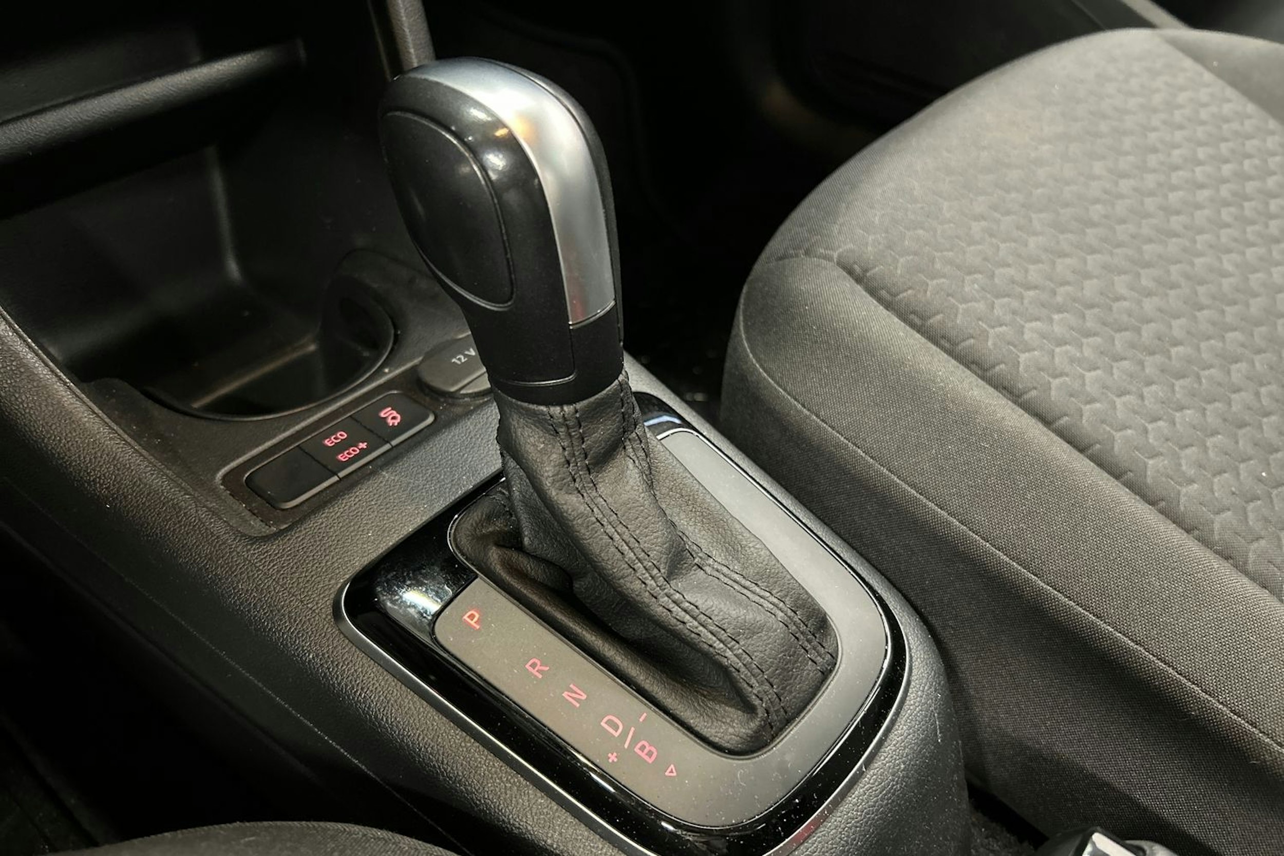 punainen SEAT Mii electric 2021 kuva 24.