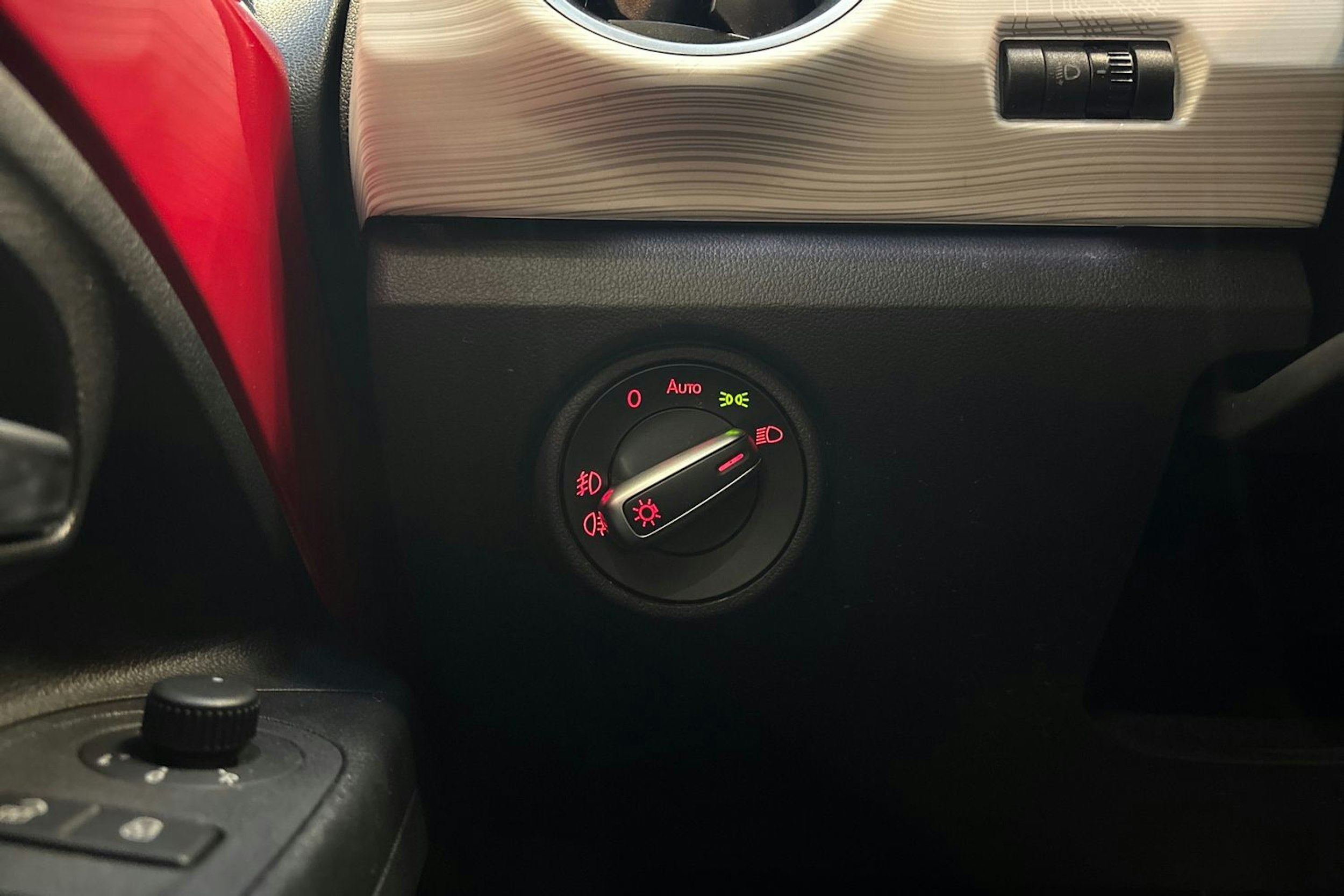 punainen SEAT Mii electric 2021 kuva 11.