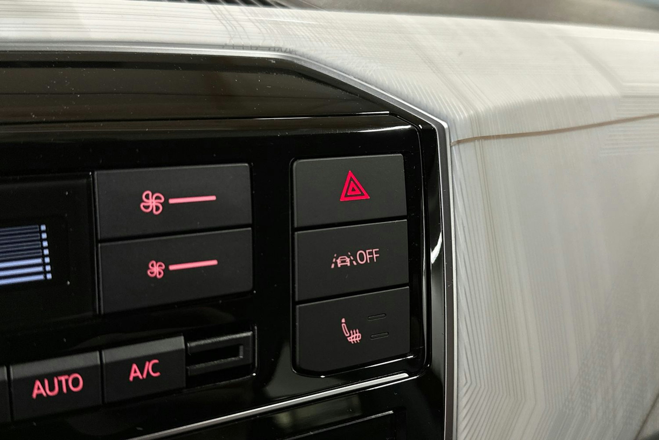 punainen SEAT Mii electric 2021 kuva 18.